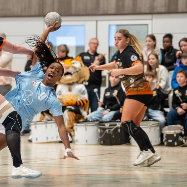 Handball I Frauen I Saison 2025-2026 I 2. Bundesliga I 16. Spieltag I VfL Waiblingen - TSV Bayer 04 Leverkusen I 31.01.2026 Jessy Marlonne Souza 9, Bayer Leverkusen mit Ball verteidigt von Kimberly Eileen Gisa 18, VfL Waiblingen Tigers Waiblingen Rundsporthalle Baden-Württemberg Deutschland *** Handball I Women I Season 2025 2026 I 2 Bundesliga I 16 Matchday I VfL Waiblingen TSV Bayer 04 Leverkusen I 31 01 2026 Jessy Marlonne Souza 9, Bayer Leverkusen with ball defended by Kimberly Eileen Gisa 18, VfL Waiblingen Tigers Waiblingen Rundsporthalle Baden Württemberg Germany Copyright: xLobeca/MaxxPetershansx