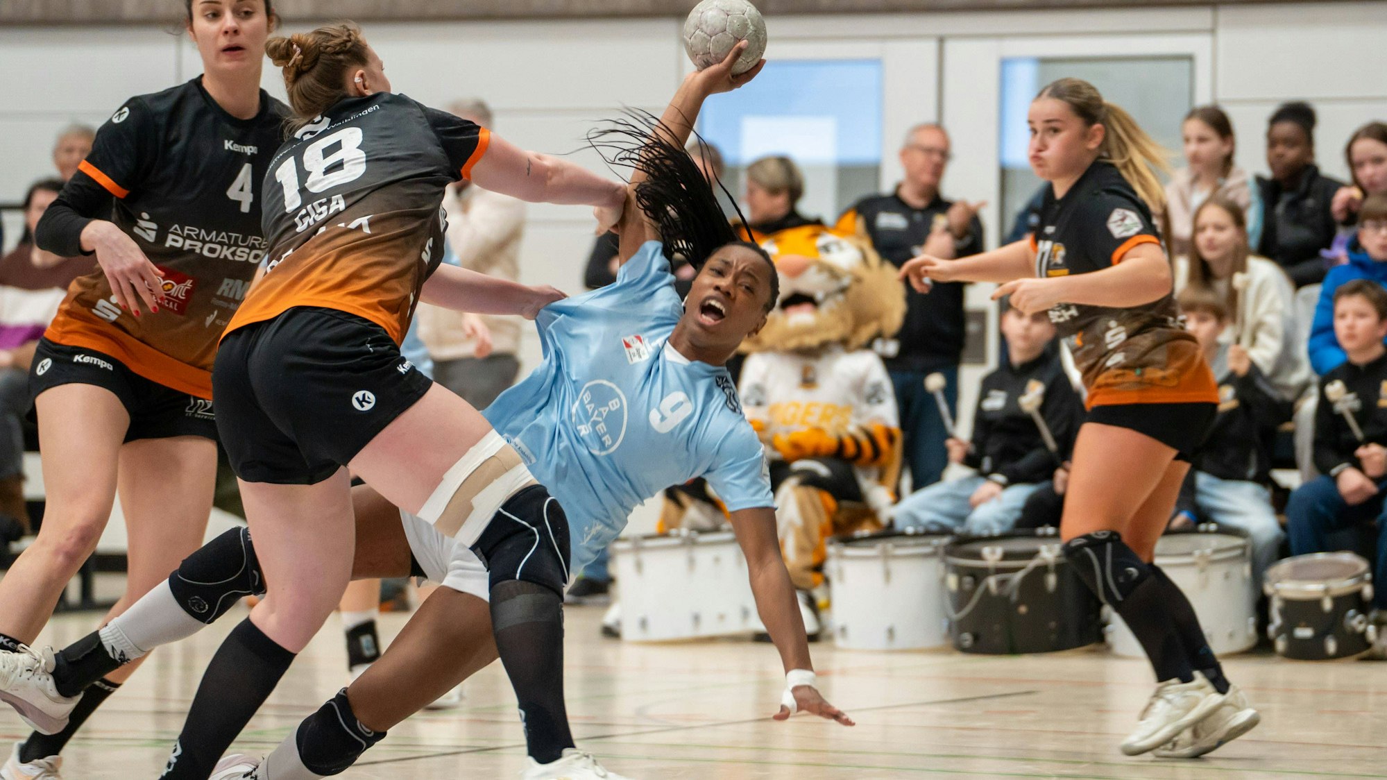 Handball I Frauen I Saison 2025-2026 I 2. Bundesliga I 16. Spieltag I VfL Waiblingen - TSV Bayer 04 Leverkusen I 31.01.2026 Jessy Marlonne Souza 9, Bayer Leverkusen mit Ball verteidigt von Kimberly Eileen Gisa 18, VfL Waiblingen Tigers Waiblingen Rundsporthalle Baden-Württemberg Deutschland *** Handball I Women I Season 2025 2026 I 2 Bundesliga I 16 Matchday I VfL Waiblingen TSV Bayer 04 Leverkusen I 31 01 2026 Jessy Marlonne Souza 9, Bayer Leverkusen with ball defended by Kimberly Eileen Gisa 18, VfL Waiblingen Tigers Waiblingen Rundsporthalle Baden Württemberg Germany Copyright: xLobeca/MaxxPetershansx