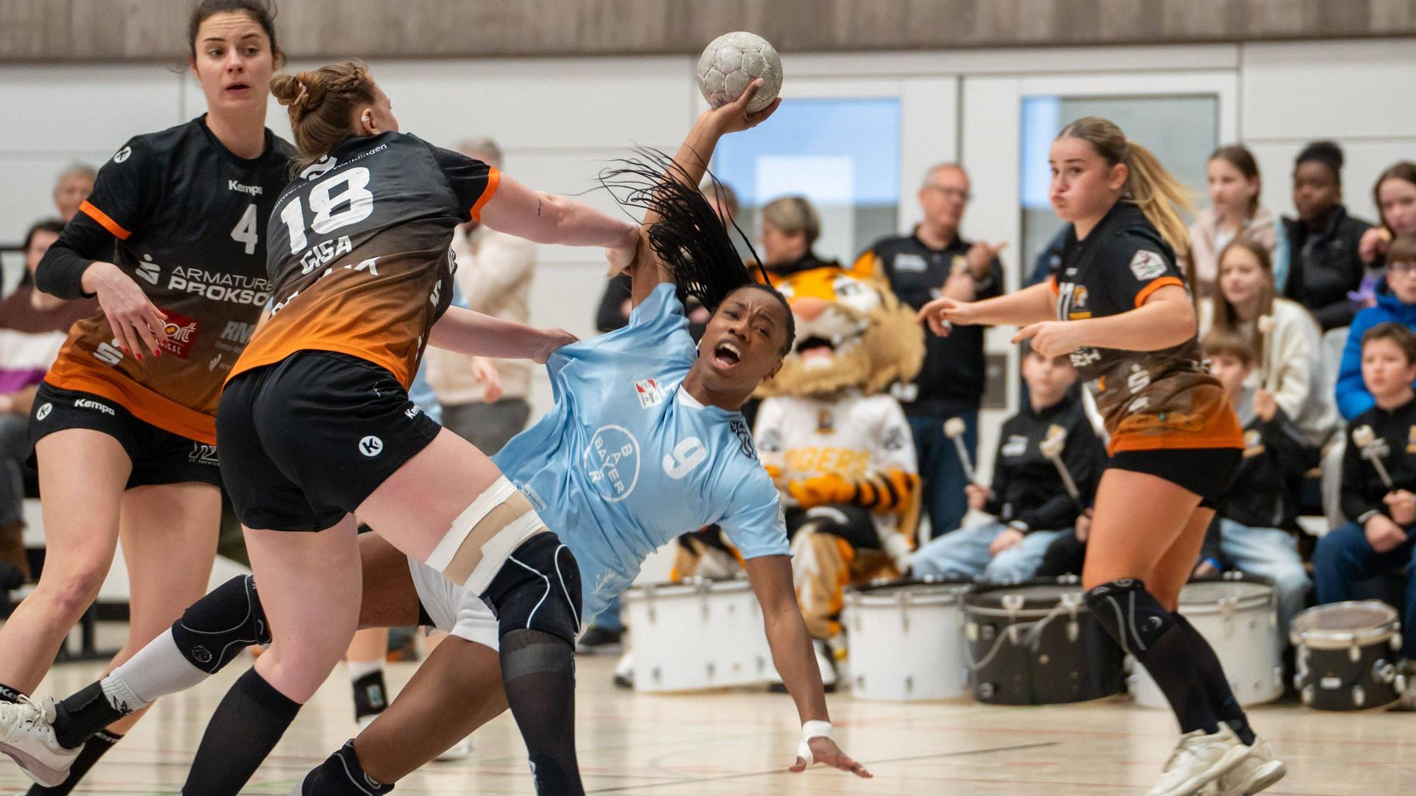 Handball I Frauen I Saison 2025-2026 I 2. Bundesliga I 16. Spieltag I VfL Waiblingen - TSV Bayer 04 Leverkusen I 31.01.2026 Jessy Marlonne Souza 9, Bayer Leverkusen mit Ball verteidigt von Kimberly Eileen Gisa 18, VfL Waiblingen Tigers Waiblingen Rundsporthalle Baden-Württemberg Deutschland *** Handball I Women I Season 2025 2026 I 2 Bundesliga I 16 Matchday I VfL Waiblingen TSV Bayer 04 Leverkusen I 31 01 2026 Jessy Marlonne Souza 9, Bayer Leverkusen with ball defended by Kimberly Eileen Gisa 18, VfL Waiblingen Tigers Waiblingen Rundsporthalle Baden Württemberg Germany Copyright: xLobeca/MaxxPetershansx