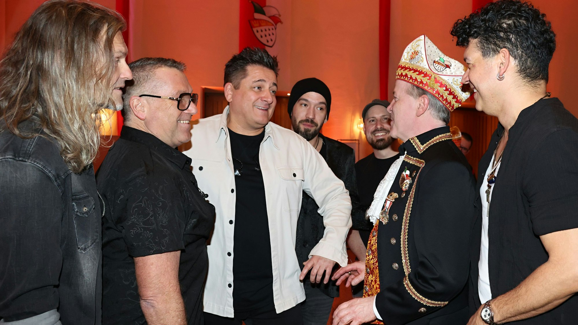 Christoph Kuckelkorn spricht mit den Domstürmern.