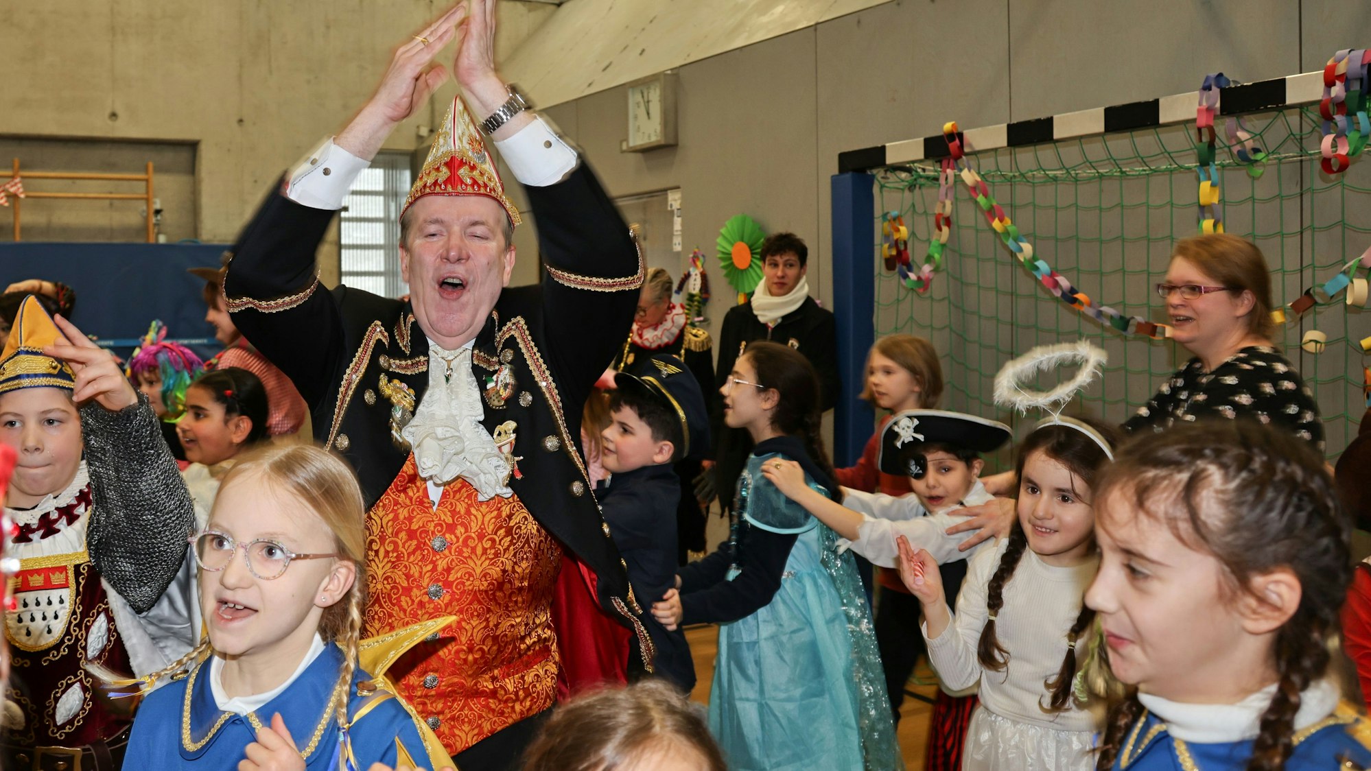 Christoph Kuckelkorn feiert mit den Kindern in der Turnhalle.