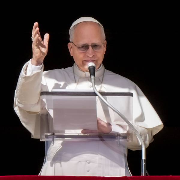 Papst Leo XIV. spricht zu den Gläubigen auf dem Petersplatz im Vatikan
