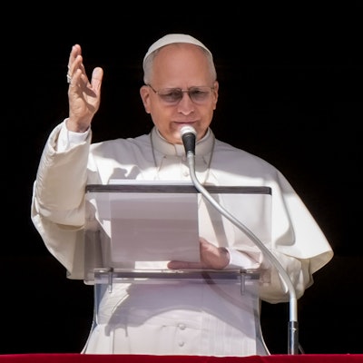 Papst Leo XIV. spricht zu den Gläubigen auf dem Petersplatz im Vatikan