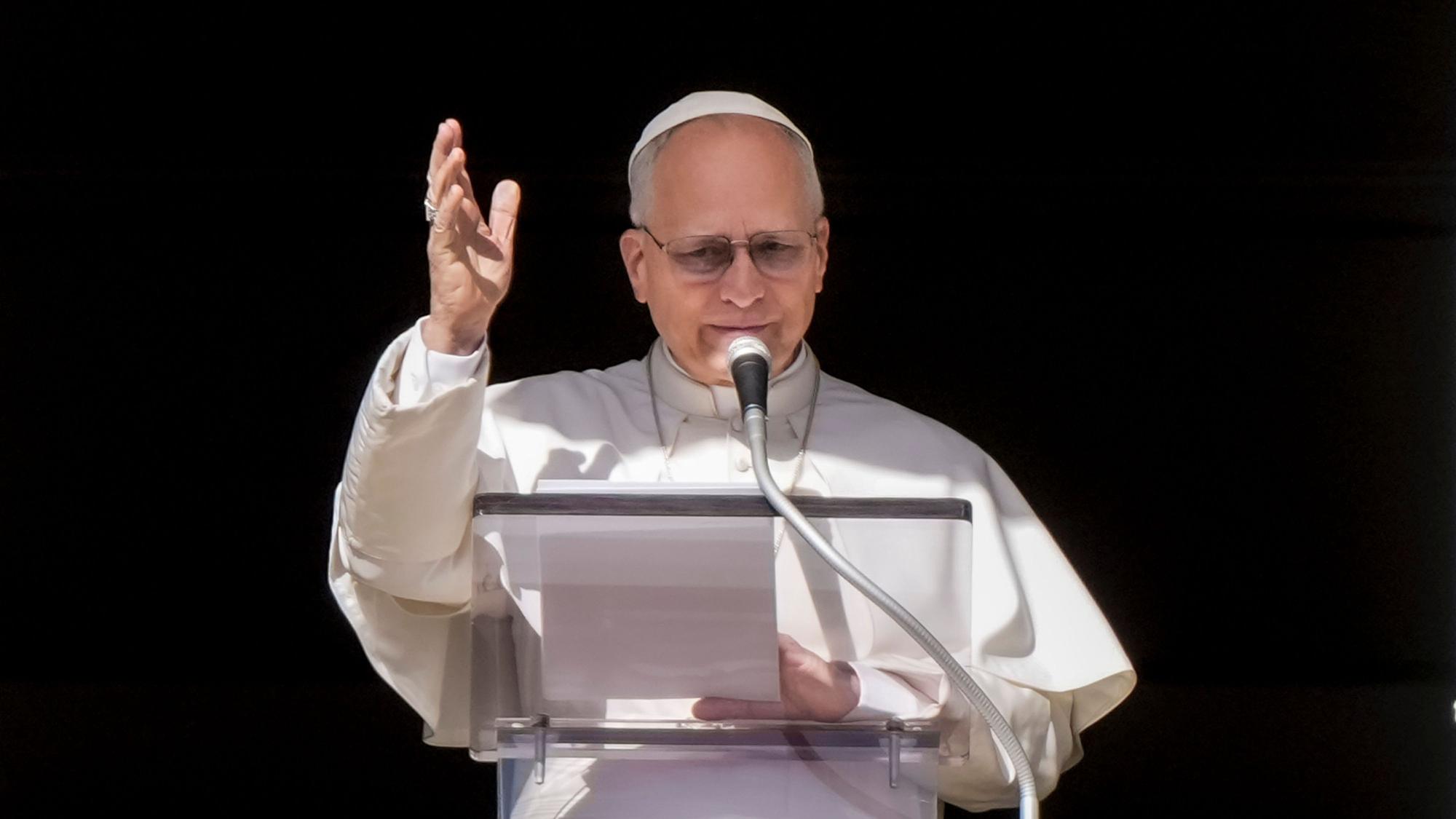 Papst Leo XIV. spricht zu den Gläubigen auf dem Petersplatz im Vatikan