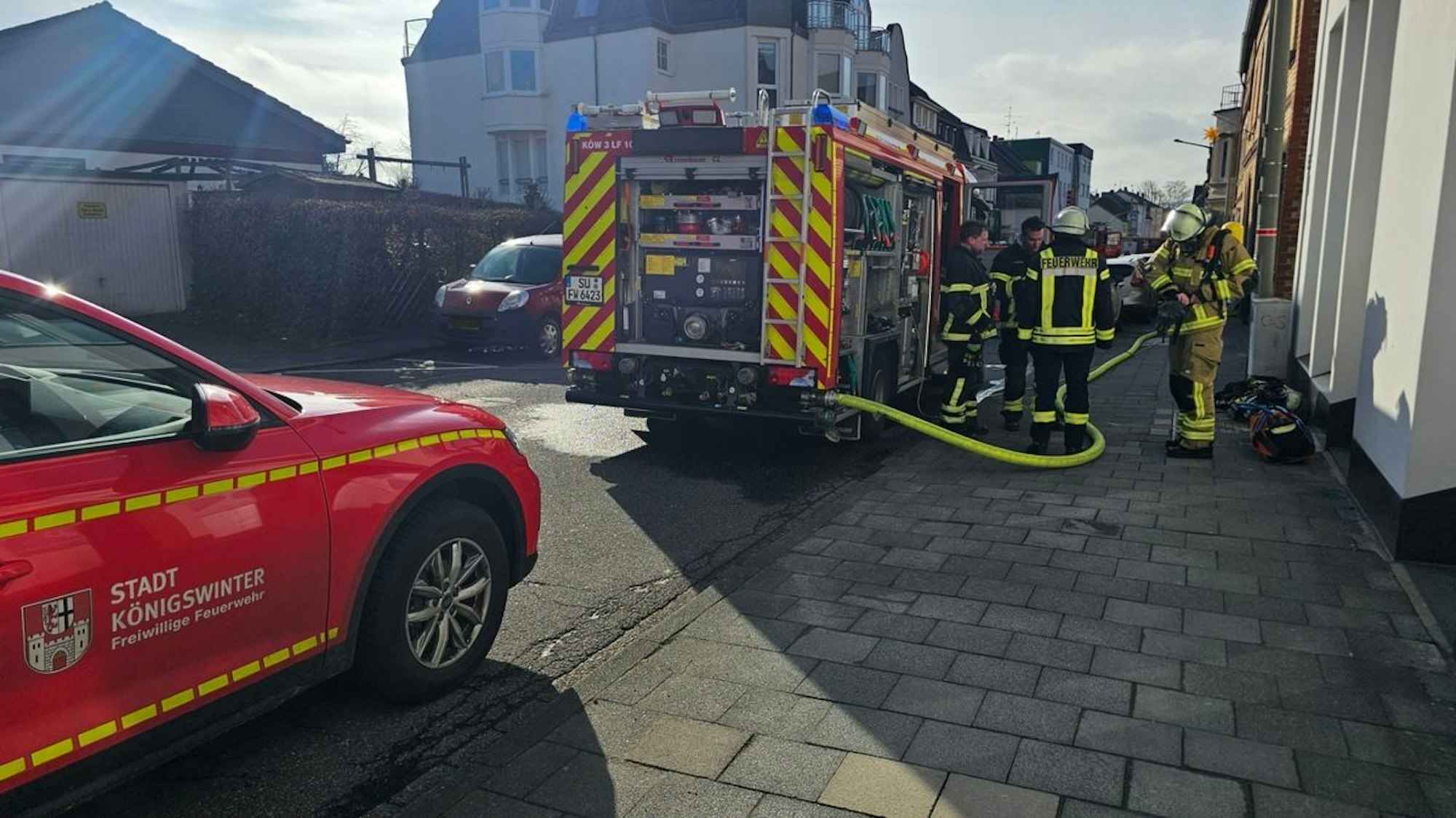 Ein Feuerwehrauto der Freiwilligen Feuerwehr Königswinter im Einsatz. (Symbolbild)