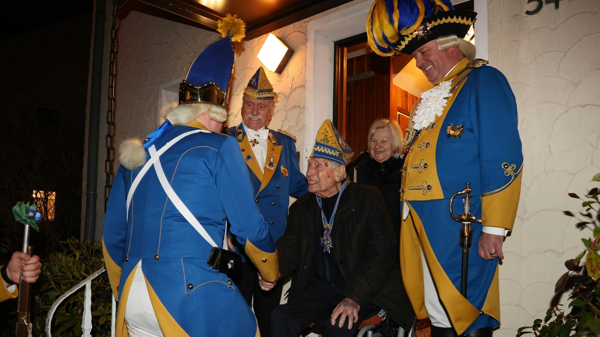 Ludwig Sebus schüttelt dem Gardisten der Bürgergarde die Hand.