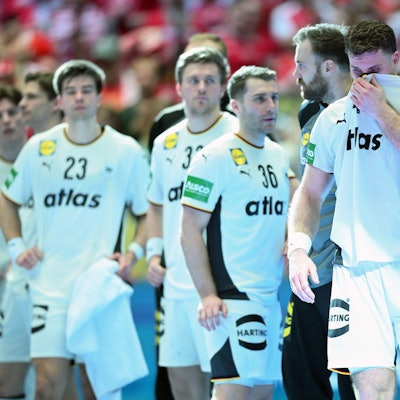 Die Profis der deutschen Handball-Nationalmannschaft stehen nach dem verlorenen EM-Finale gegen Dänemark enttäuscht auf dem Platz.