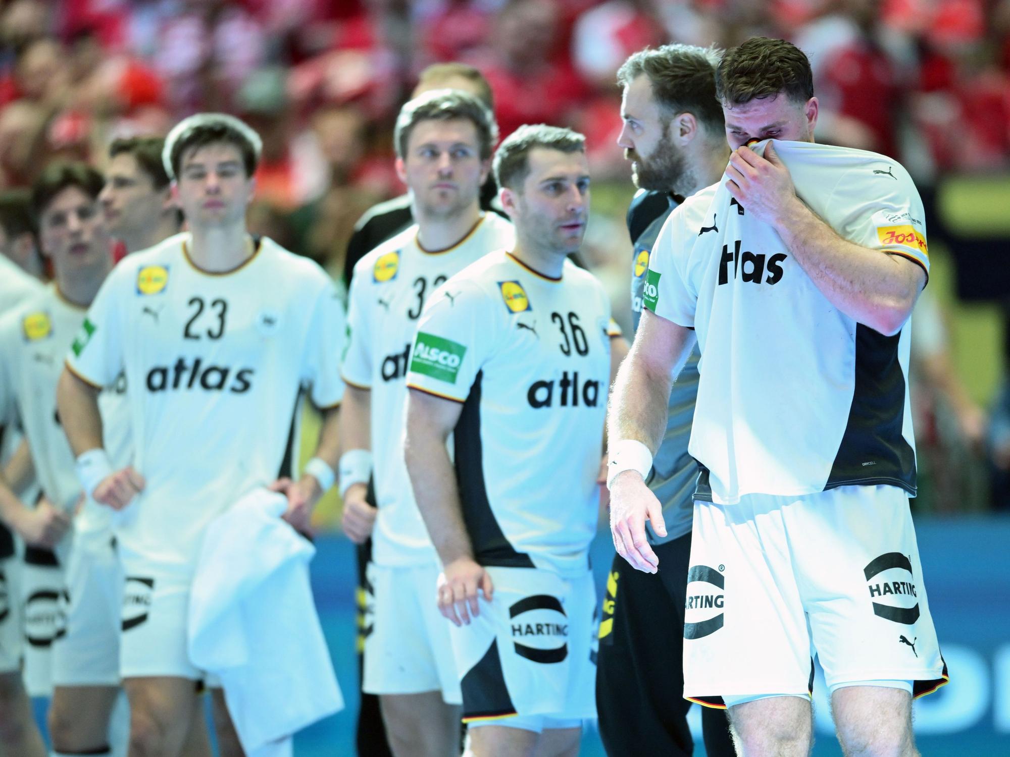 Die Profis der deutschen Handball-Nationalmannschaft stehen nach dem verlorenen EM-Finale gegen Dänemark enttäuscht auf dem Platz.