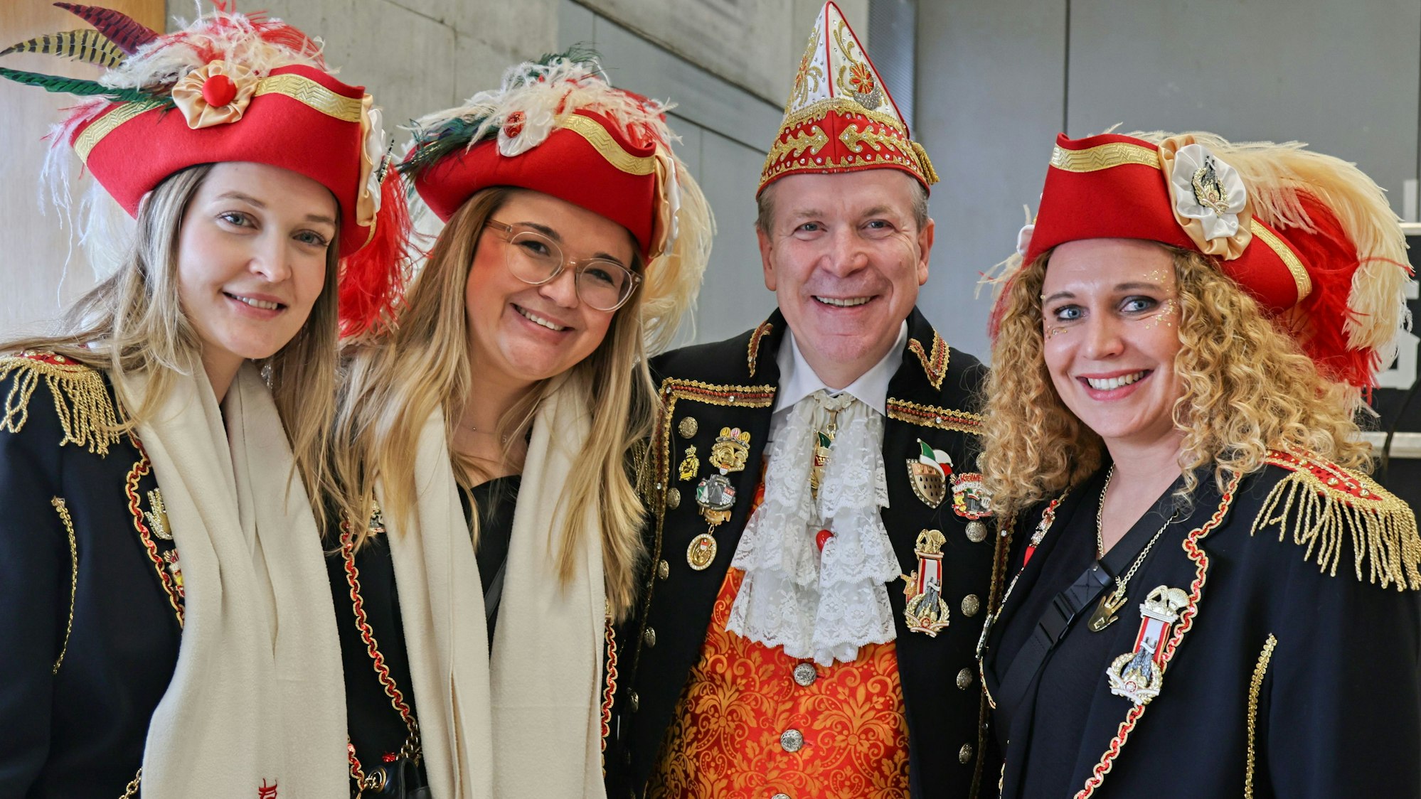 Christoph Kuckelkorn mit den Frauen des Dreigestirns.