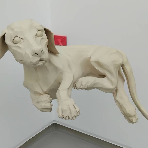 70 von 335 eingesandten Kunstwerken sind im Stadtmuseum zu sehen, der Keramikhund stammt von Anne Kückelhaus.