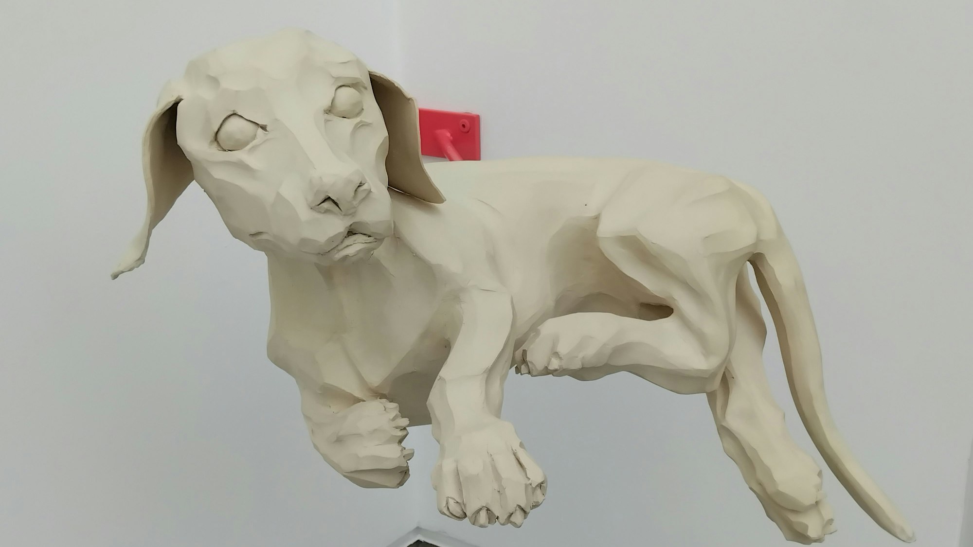 70 von 335 eingesandten Kunstwerken sind im Stadtmuseum zu sehen, der Keramikhund stammt von Anne Kückelhaus.