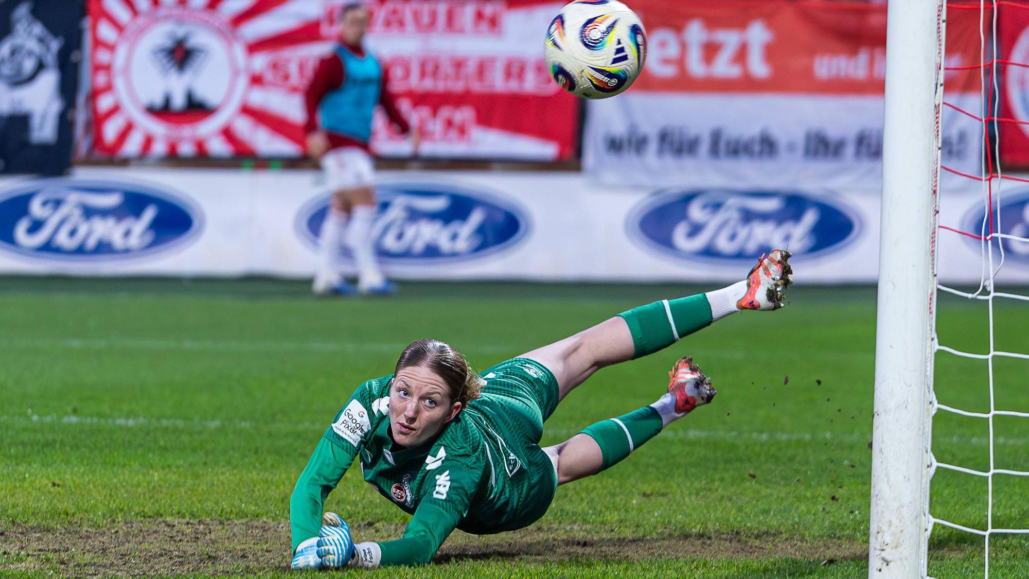 Irina Fuchs 1. FC Koeln, 34 mit einer Parade 1. FC Koeln vs. FC Carl Zeiss Jena, Fußball, Frauen Bundesliga, Google Pixel Frauen Bundesliga, 13. Spieltag, Saison 2025/2026, 14.12.2025 DFB REGULATIONS PROHIBIT ANY USE OF PHOTOGRAPHS AS IMAGE SEQUENCES AND/OR QUASI-VIDEO, 1. FC Koeln vs. FC Carl Zeiss Jena, Fußball, Frauen Bundesliga, Google Pixel Frauen Bundesliga, 13. Spieltag, Saison 2025/2026, 14.12.2025 Koeln *** Irina Fuchs 1 FC Koeln, 34 with a parade 1 FC Koeln vs FC Carl Zeiss Jena, Football, Womens Bundesliga, Google Pixel Womens Bundesliga, Matchday 13, Season 2025 2026, 14 12 2025 DFB REGULATIONS PROHIBIT ANY USE OF PHOTOGRAPHS AS IMAGE SEQUENCES AND OR QUASI VIDEO, 1 FC Koeln vs FC Carl Zeiss Jena, Football, Womens Bundesliga, Google Pixel Womens Bundesliga, Matchday 13, Season 2025 2026, 14 12 2025 Koeln Copyright: xEibner-Pressefoto/DamianxKruczynx EP_DKI
