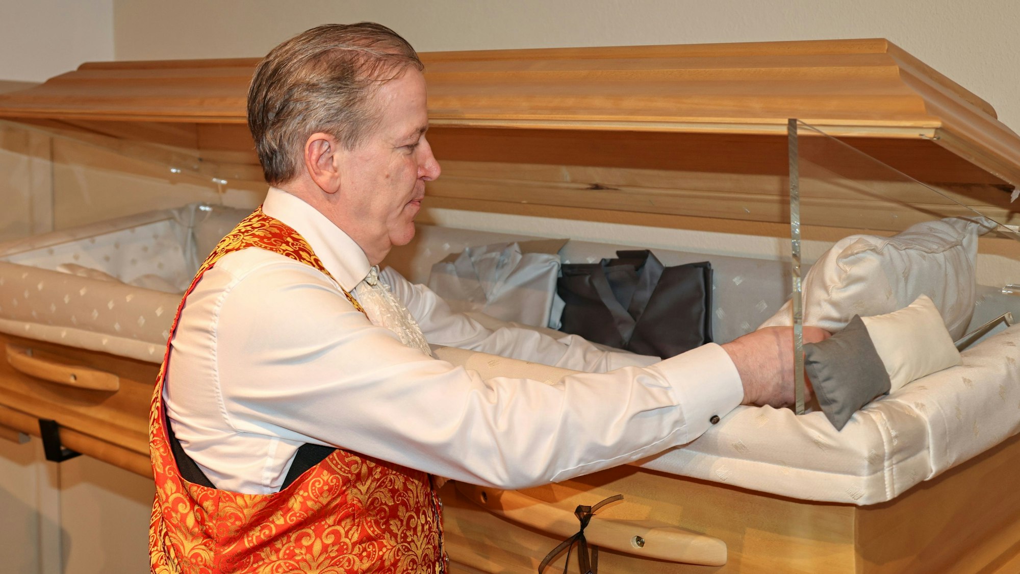 Christoph Kuckelkorn richtet einen Sarg her.