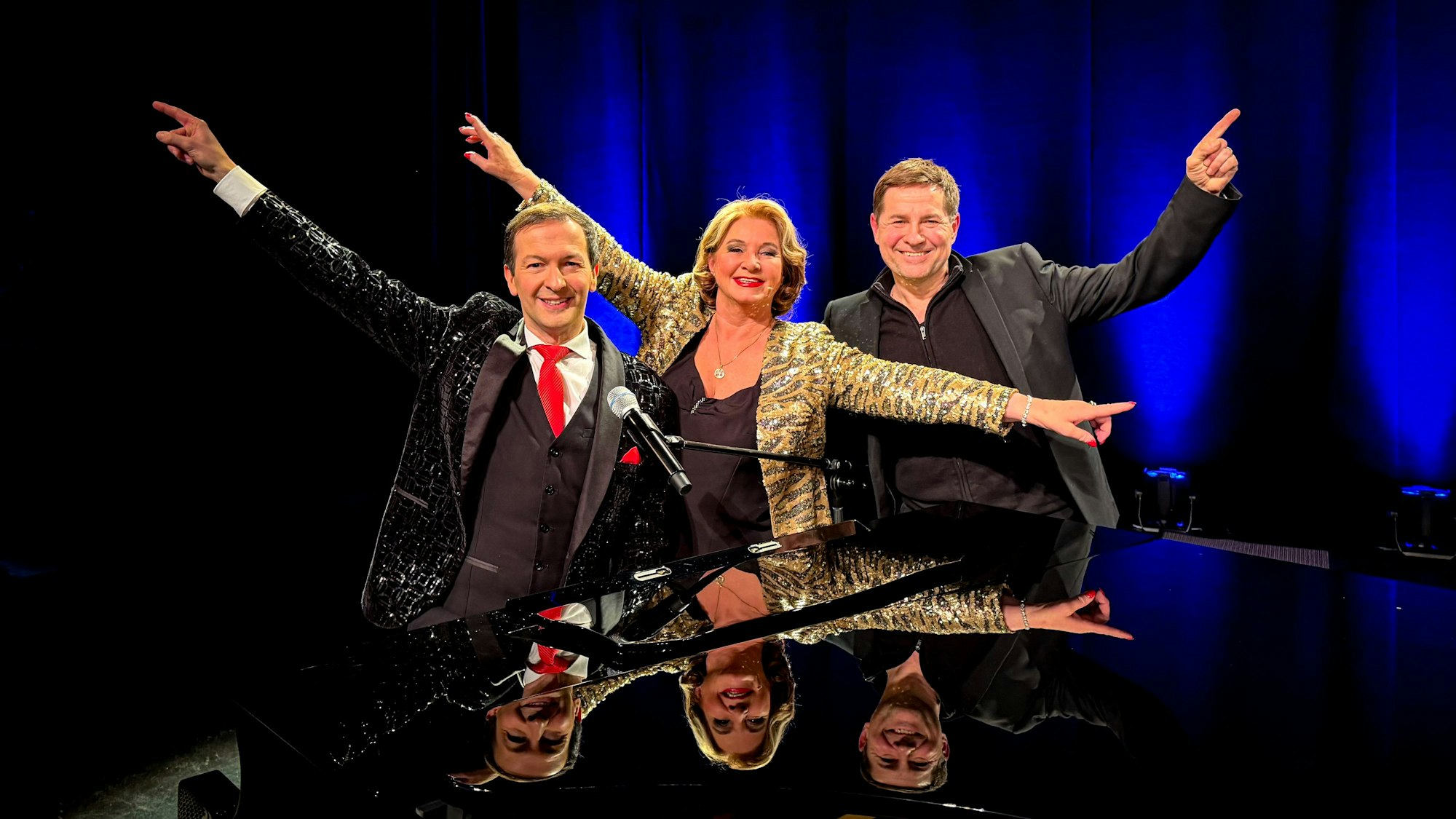 Künstler der „Udo Jürgens Story“ auf einer Bühne