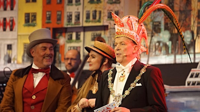 Christoph Kuckelkorn steht an seinem Dienstwagen.