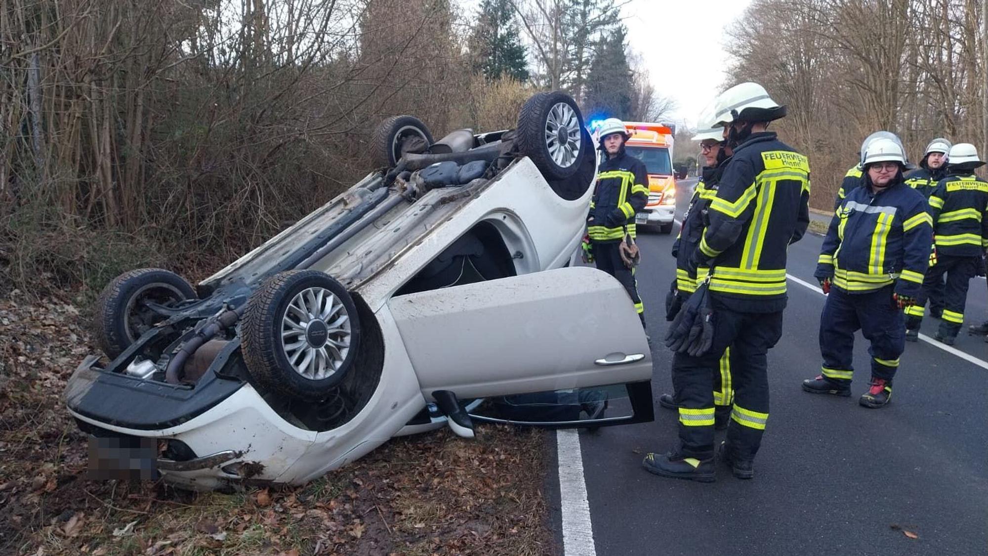Eine 25-Jährige fuhr mit dem Auto in Hennef in einer Kurve und geriet in den Straßengraben. Ihr Auto blieb auf dem Dach liegen.