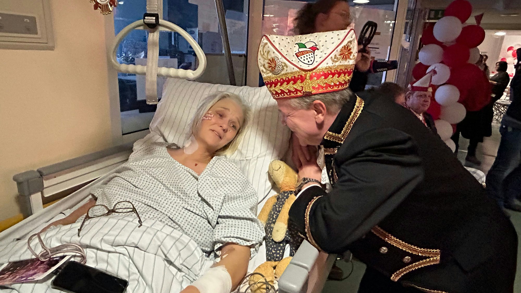 Christoph Kuckelkorn spricht mit einer Patientin im Krankenhaus.