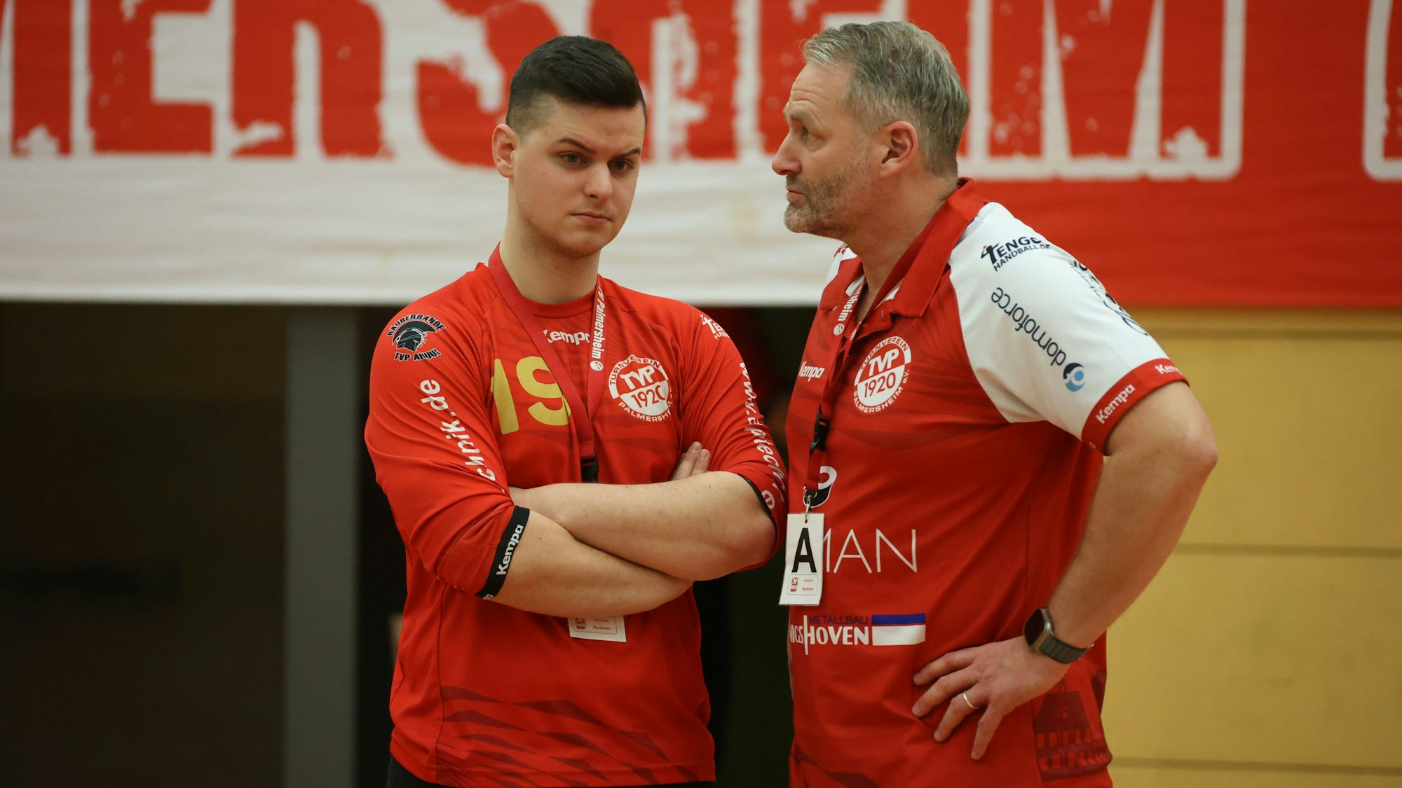 Das Trainerteam des TV Palmersheim blick sorgenvoll drein: Marco Mayer hat die Arme vor der Brust verschränkt, Peter Trimborn die Hände in die Hüften gestemmt.