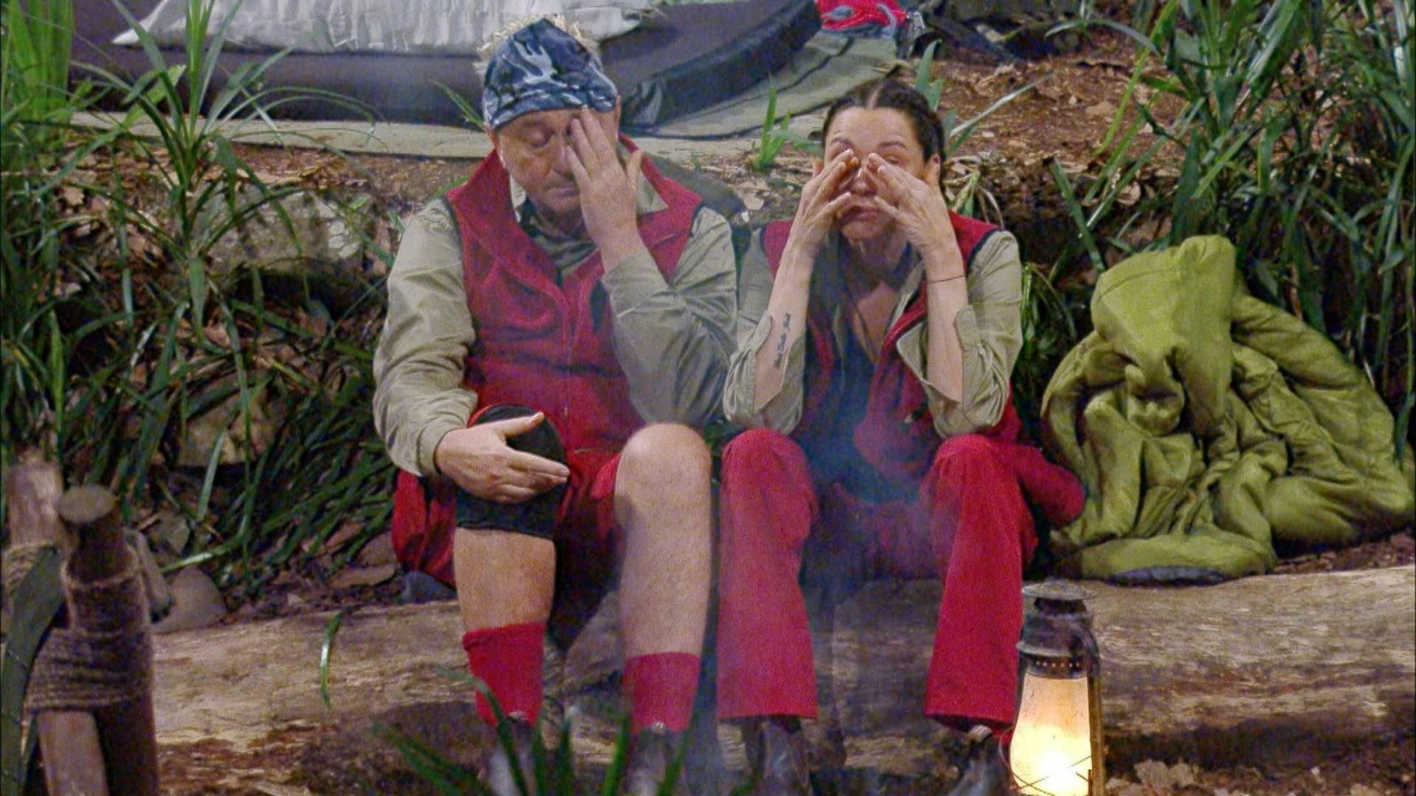 Zeit für Tränen: Hubert und Simone heulten um die Wette. Und lästerten um die Wette über „Egoisten“ und „Rotzgören“. (Bild: RTL)