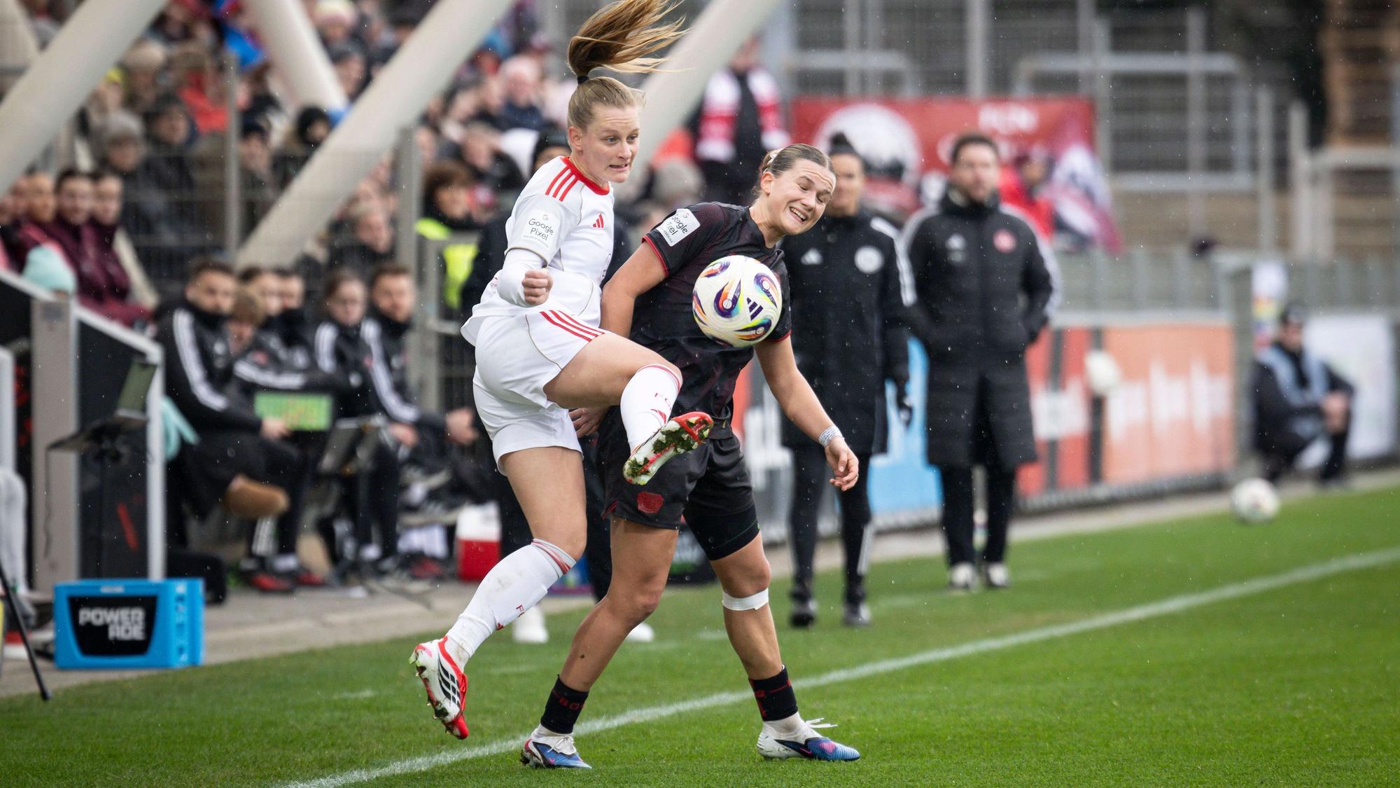Frauen Fußball-Bundesliga Bayer 04 Leverkusen - 1. FC Nürnberg, 31.01.2026 Luisa Guttenberger 1. FC Nürnberg, 4, Julia Mickenhagen Bayer 04 Leverkusen, 18 im Zweikampf Bayer 04 Leverkusen - 1. FC Nürnberg an Spieltag 16 der Google Pixel Frauen-Bundesliga am 31.01.2026 im Ulrich-Haberland-Stadion in Leverkusen Nordrhein-Westfalen. DFL REGULATIONS PROHIBIT ANY USE OF PHOTOGRAPHS AS IMAGE SEQUENCES AND/OR QUASI-VIDEO. *** Womens Soccer Bundesliga Bayer 04 Leverkusen 1 FC Nürnberg, 31 01 2026 Luisa Guttenberger 1 FC Nürnberg, 4 , Julia Mickenhagen Bayer 04 Leverkusen, 18 in duel Bayer 04 Leverkusen 1 FC Nürnberg on matchday 16 of the Google Pixel Womens Bundesliga on 31 01 2026 at Ulrich Haberland Stadion in Leverkusen Nordrhein Westfalen DFL REGULATIONS PROHIBIT ANY USE OF PHOTOGRAPHS AS IMAGE SEQUENCES AND OR QUASI VIDEO Copyright: xBEAUTIFULxSPORTS/AxelxKohringx