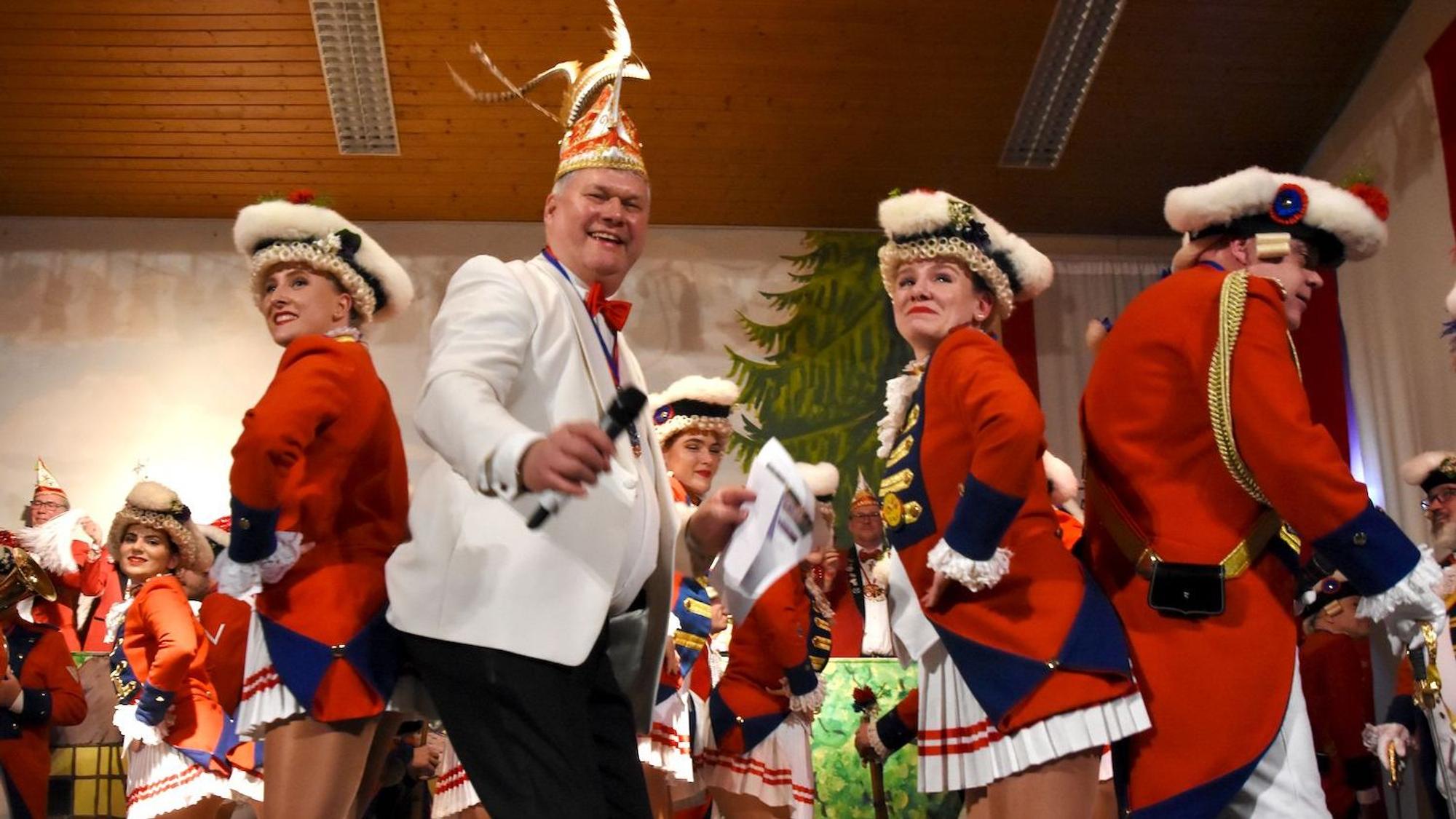 Präsident und Mitglieder auf der Bühne beim Tanz.