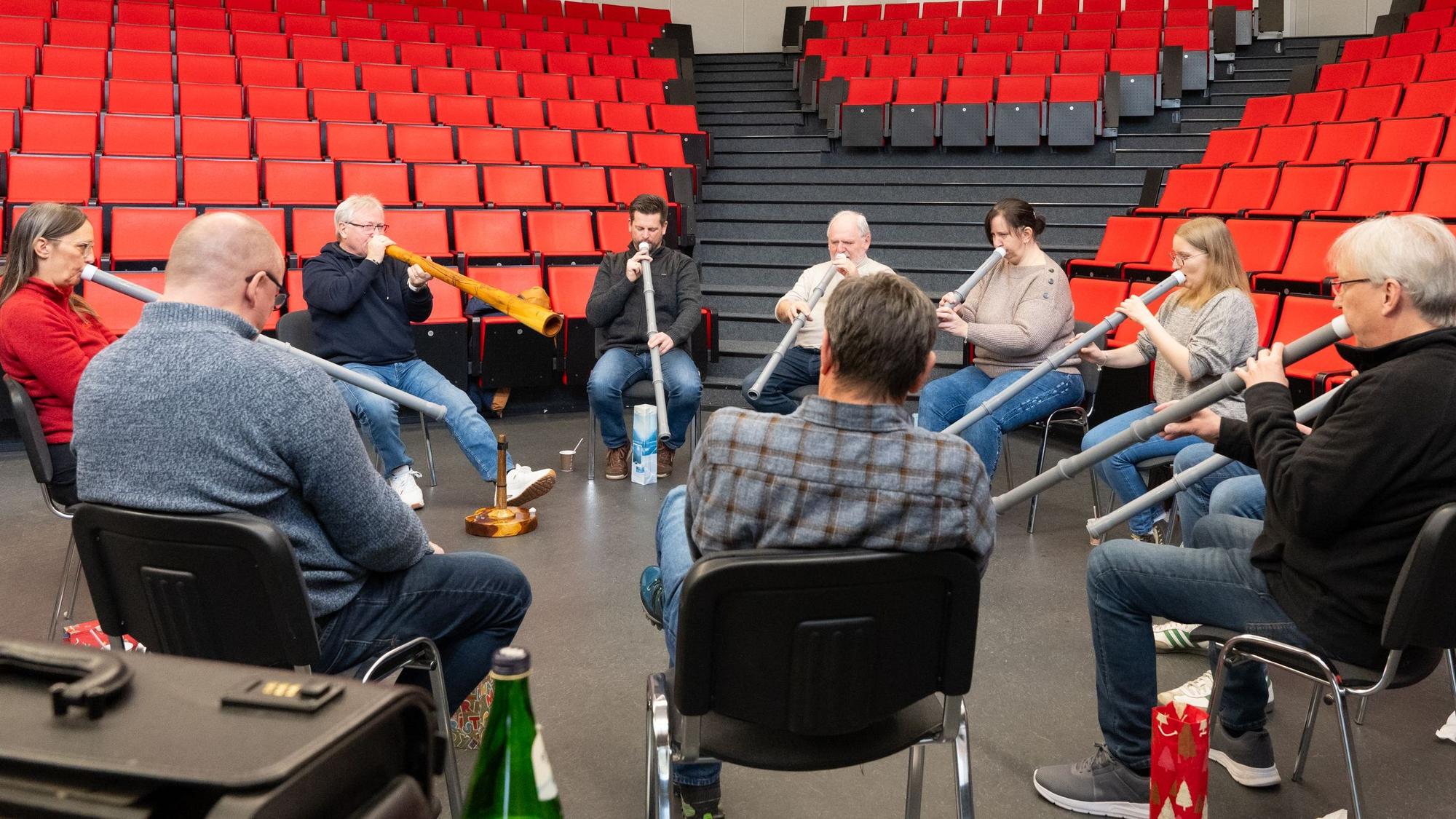 Das Foto zeigt die Didgeridoo-Schnupperstunde im Schulzentrum in Reichshof-Eckenhagen.
