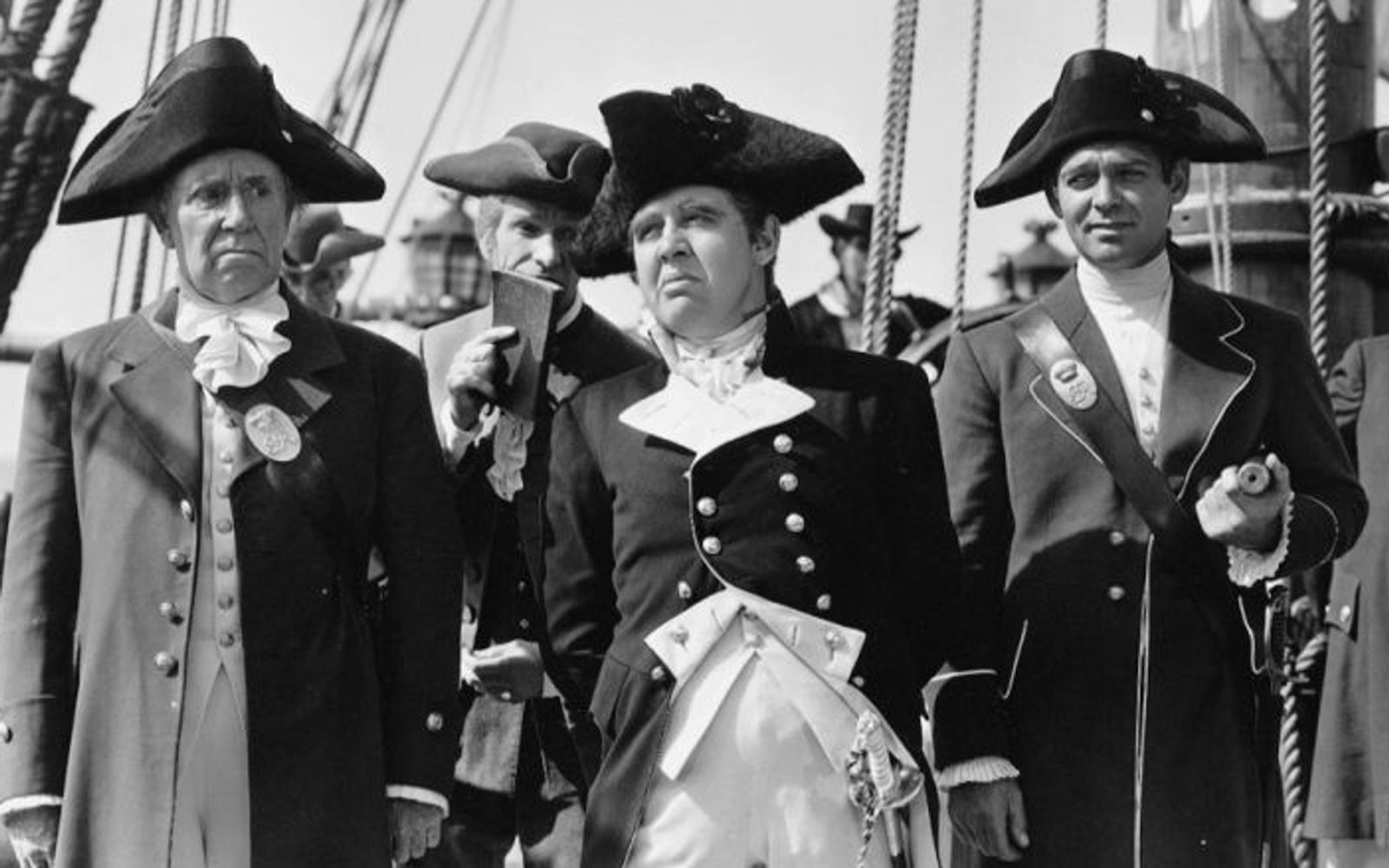 In „Meuterei auf der Bounty“ spielt Clark Gable (rechts) einen Marineoffizier, der an Bord eines englischen Frachters gegen einen tyrannischen Kapitän (Charles Laughton) rebelliert. (Bild: MGM - Metro-Goldwyn-Mayer)