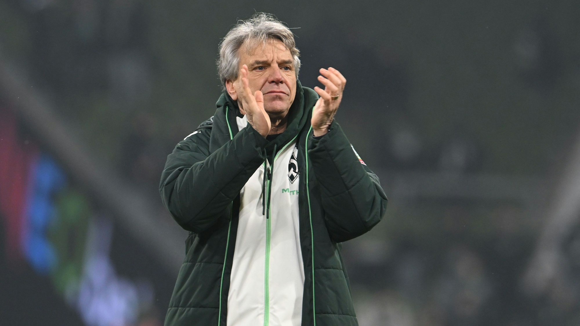 Horst Steffen klatscht nach einem Spiel von Werder Bremen in die Hände.