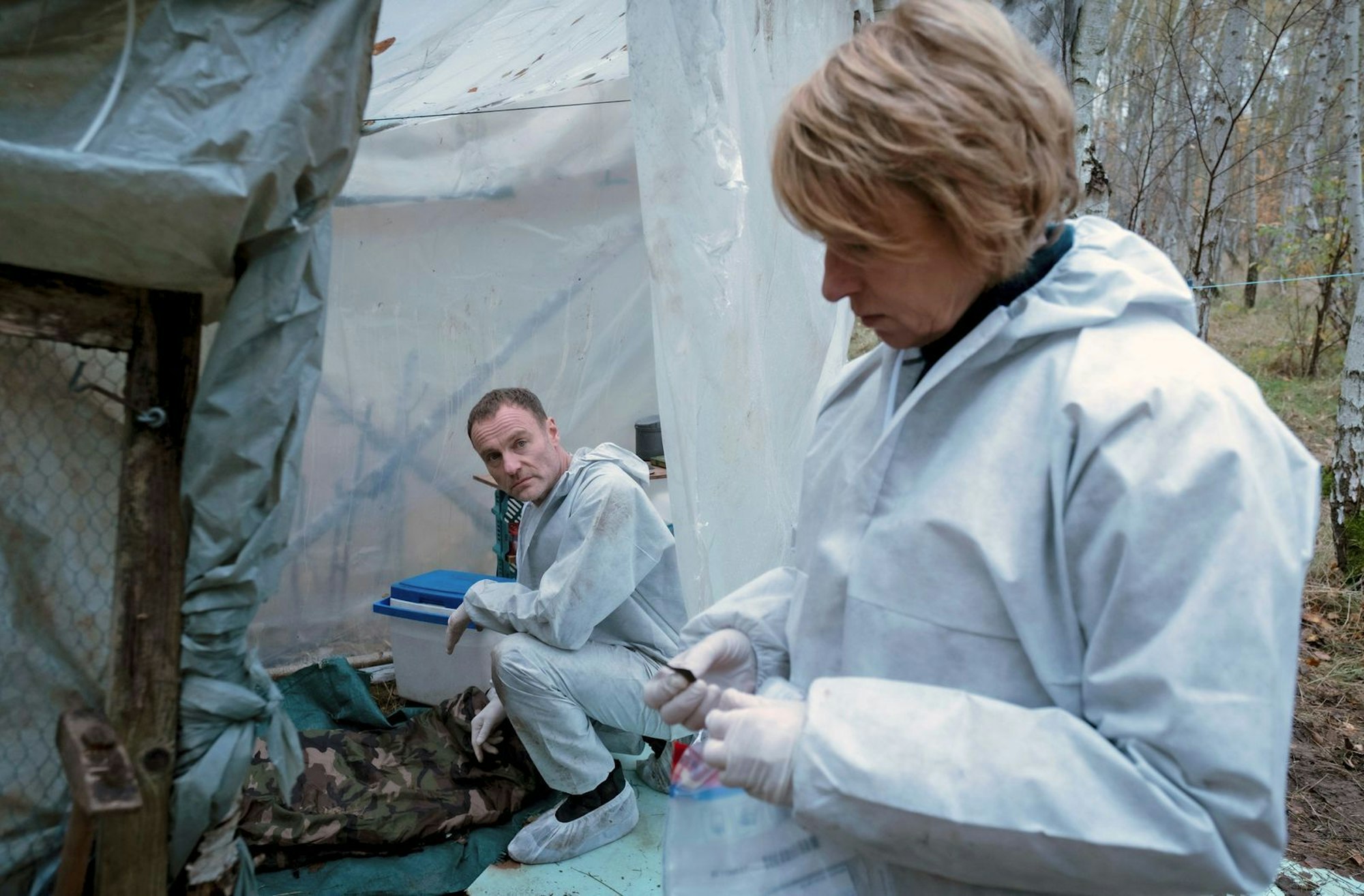 Susanne Bonard (Corinna Harfouch) und Robert Karow (Mark Waschke) werten die Spuren am Tatort aus. Wurde der tote Obdachlose tatsächlich vom freilaufenden Wolf getötet? (Bild: rbb/Conny Klein)