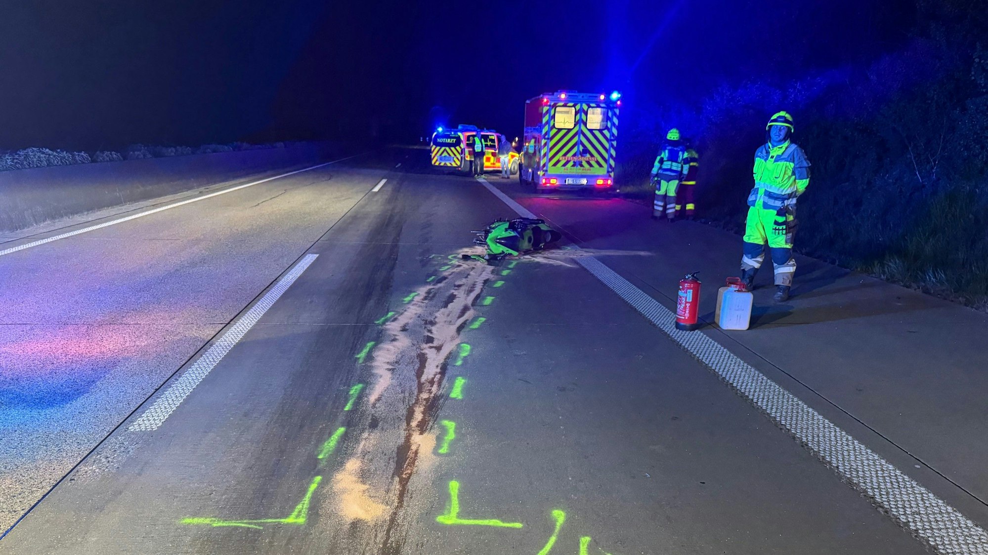 Die Feuerwehr ist zu einem Einsatz auf der A61 bei Bergheim ausgerückt. Das Foto zeigt einen früheren Einsatz auf der Autobahn.