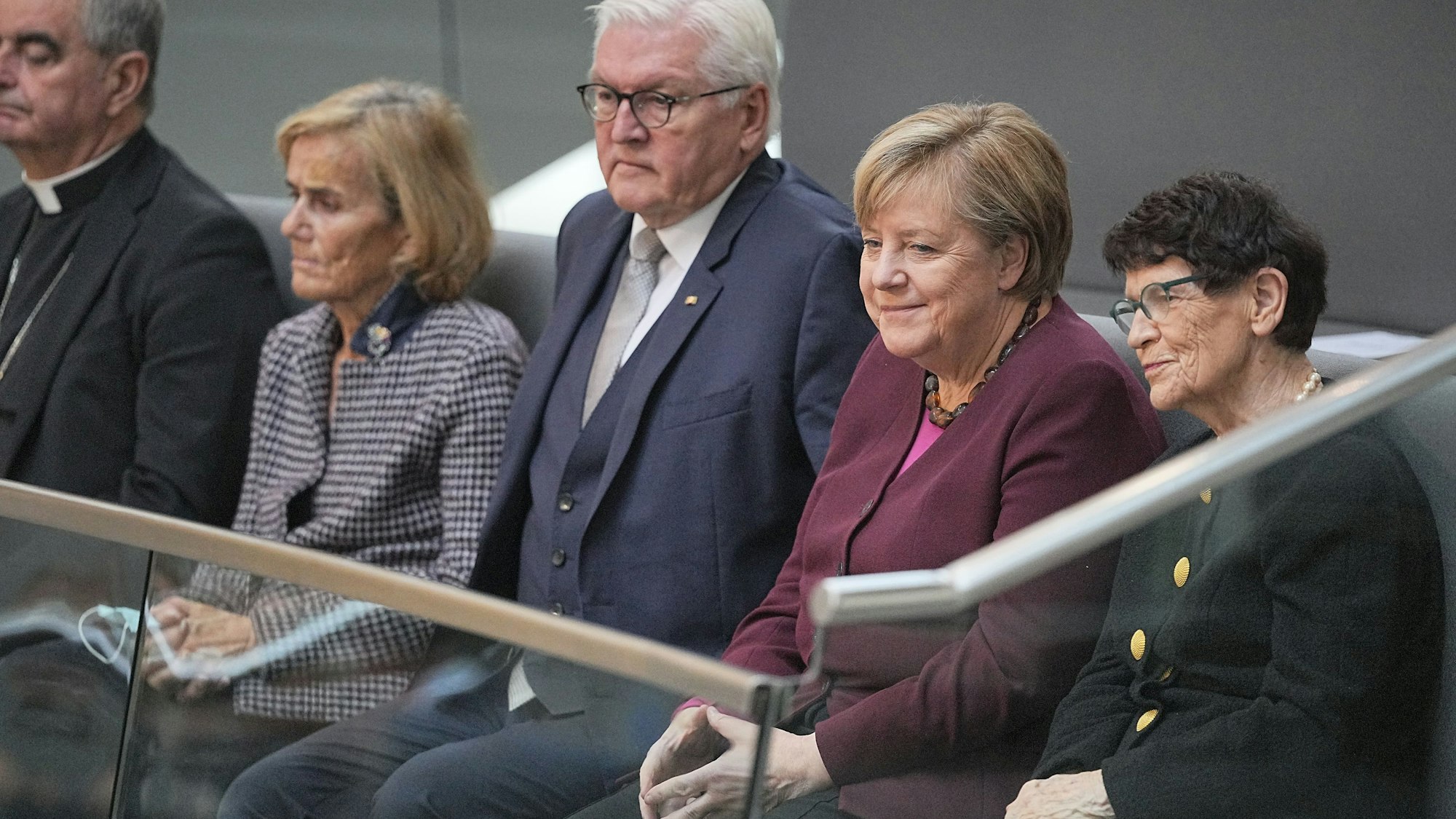 L-R: Ingeborg Schäuble, Bundespräsident Frank-Walter Steinmeier, Bundeskanzlerin Angela Merkel (CDU) und die ehemalige Bundestagspräsidentin Rita Süssmuth (CDU) verfolgen die konstituierende Sitzung des neuen Bundestages 2021 von der Ehrentribüne aus.