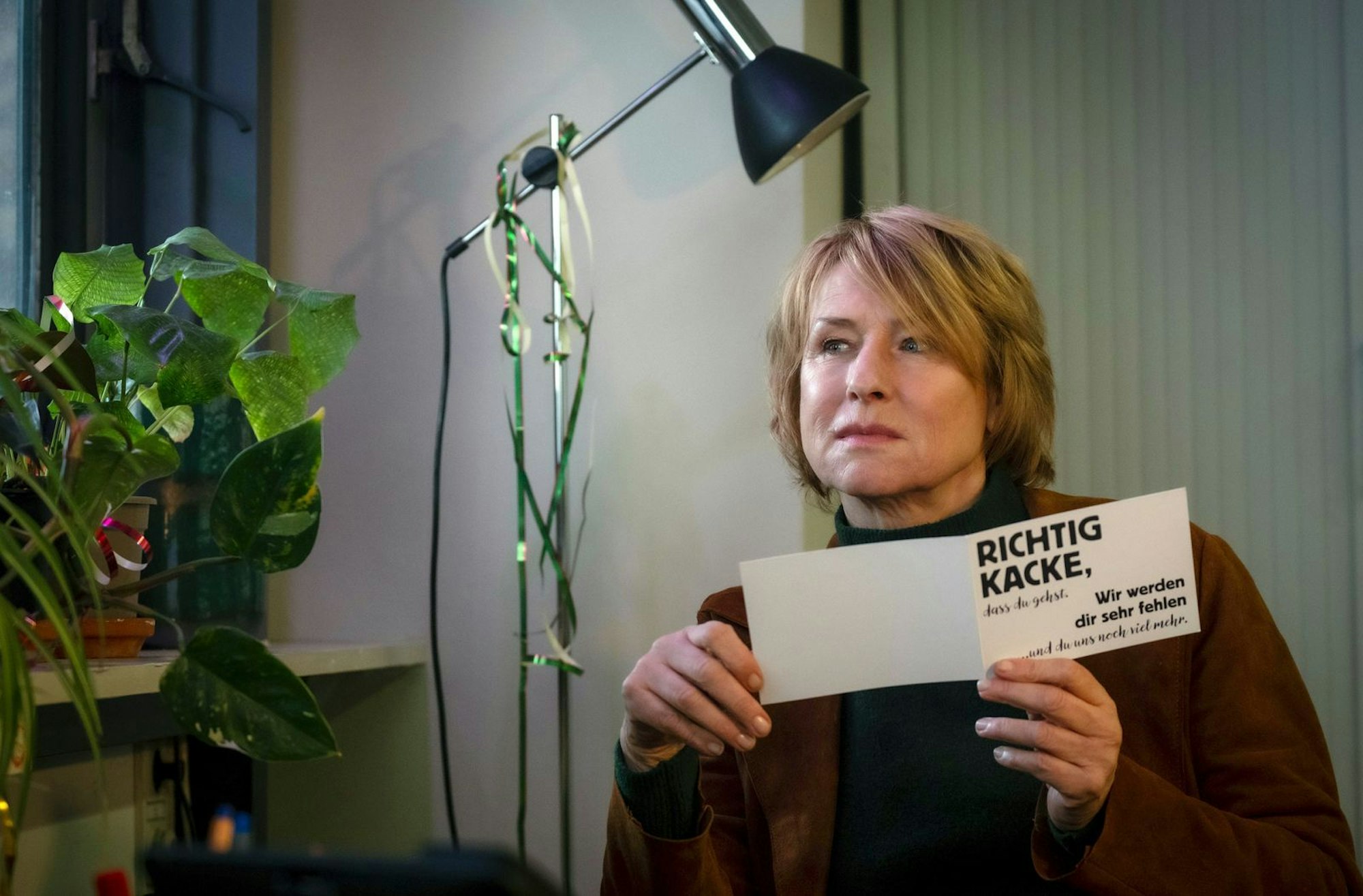 Susanne Bonard (Corinna Harfouch) muss sich mit ihrer letzten Arbeitswoche vor der Rente konfrontieren. Die Kollegen haben schon erste Abschiedskarten geschrieben. (Bild: rbb/Conny Klein)