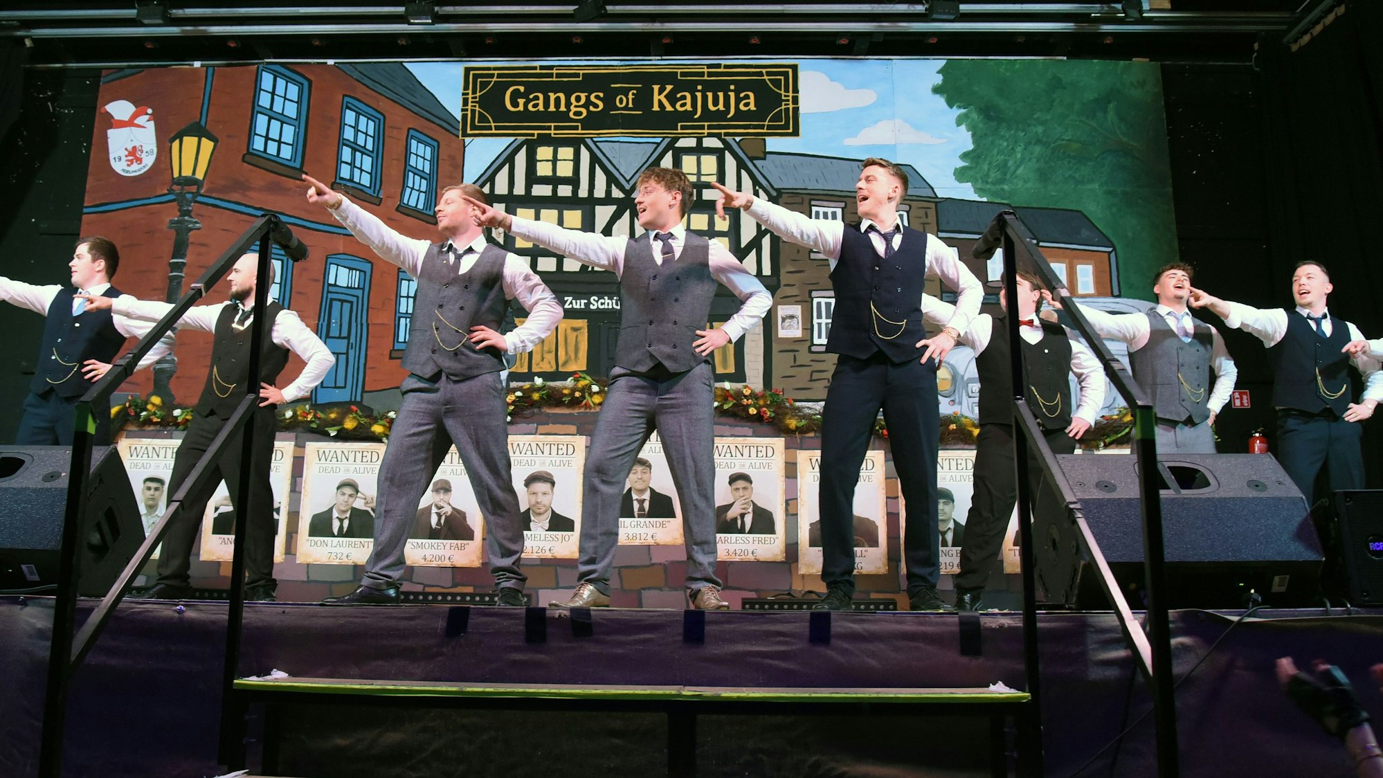 Das Foto zeigt den tanzenden Elferrat als Gangsterbande in Anlehnung an die Serie Peaky Blinders.