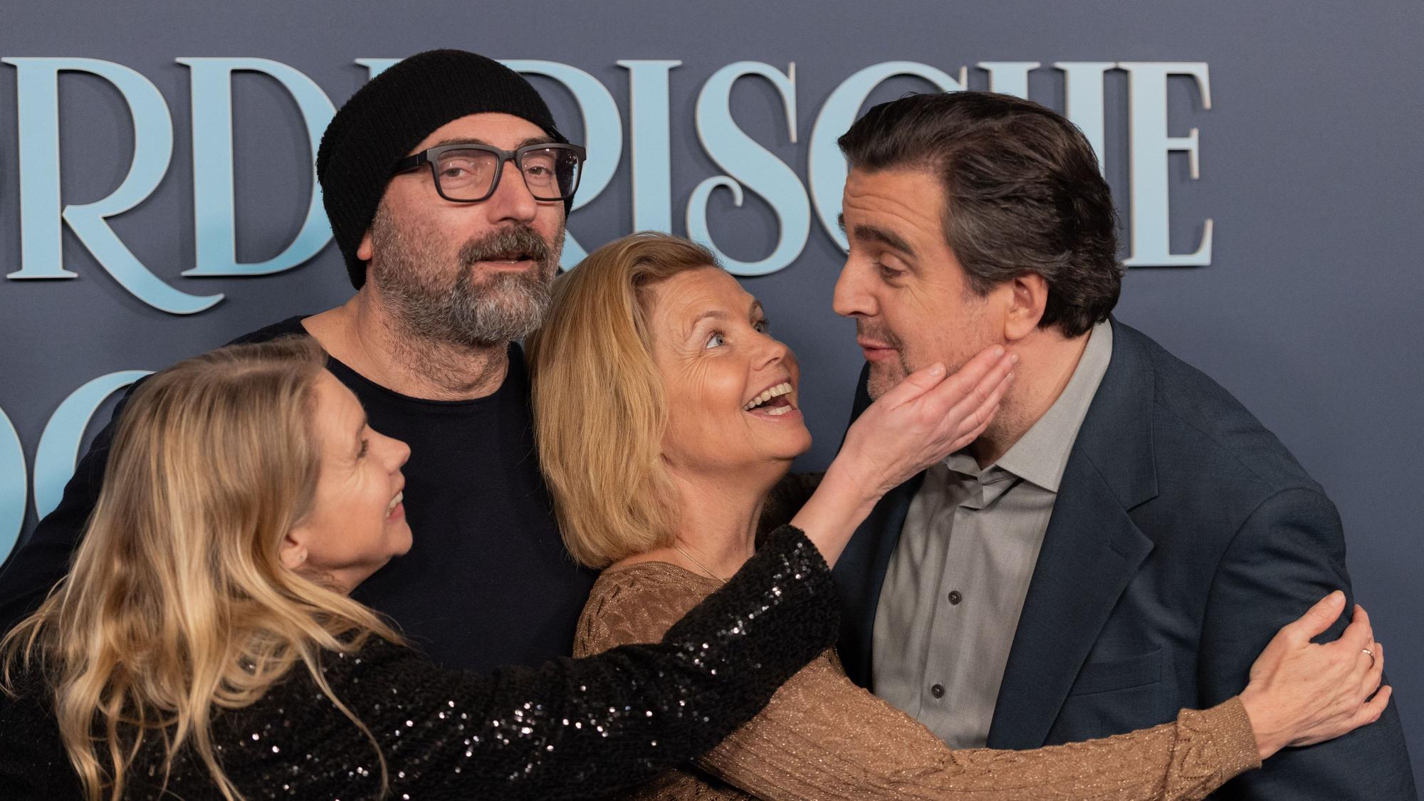 Regisseur Tobias Baumann (2.v.l.), Schauspielerin Tanja Schleiff (l), Schauspielerin Annette Frier und Schauspieler Bastian Pastewka bei der Premiere. Die Murder-Mystery-Komödie startet am 6. Februar 2026 exklusiv beim Streamingdienst Prime Video.