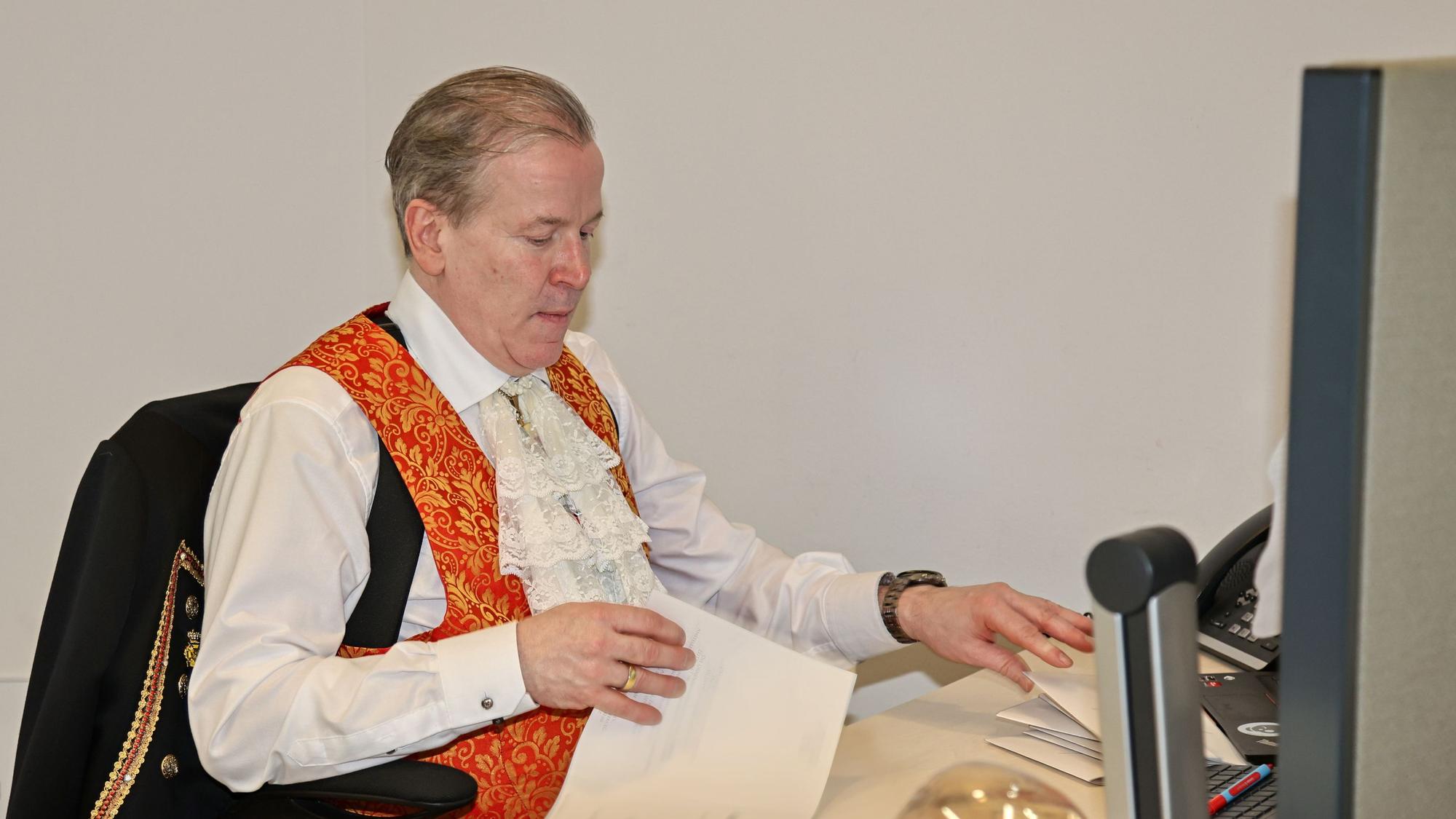 Christoph Kuckelkorn sitzt am Schreibtisch.