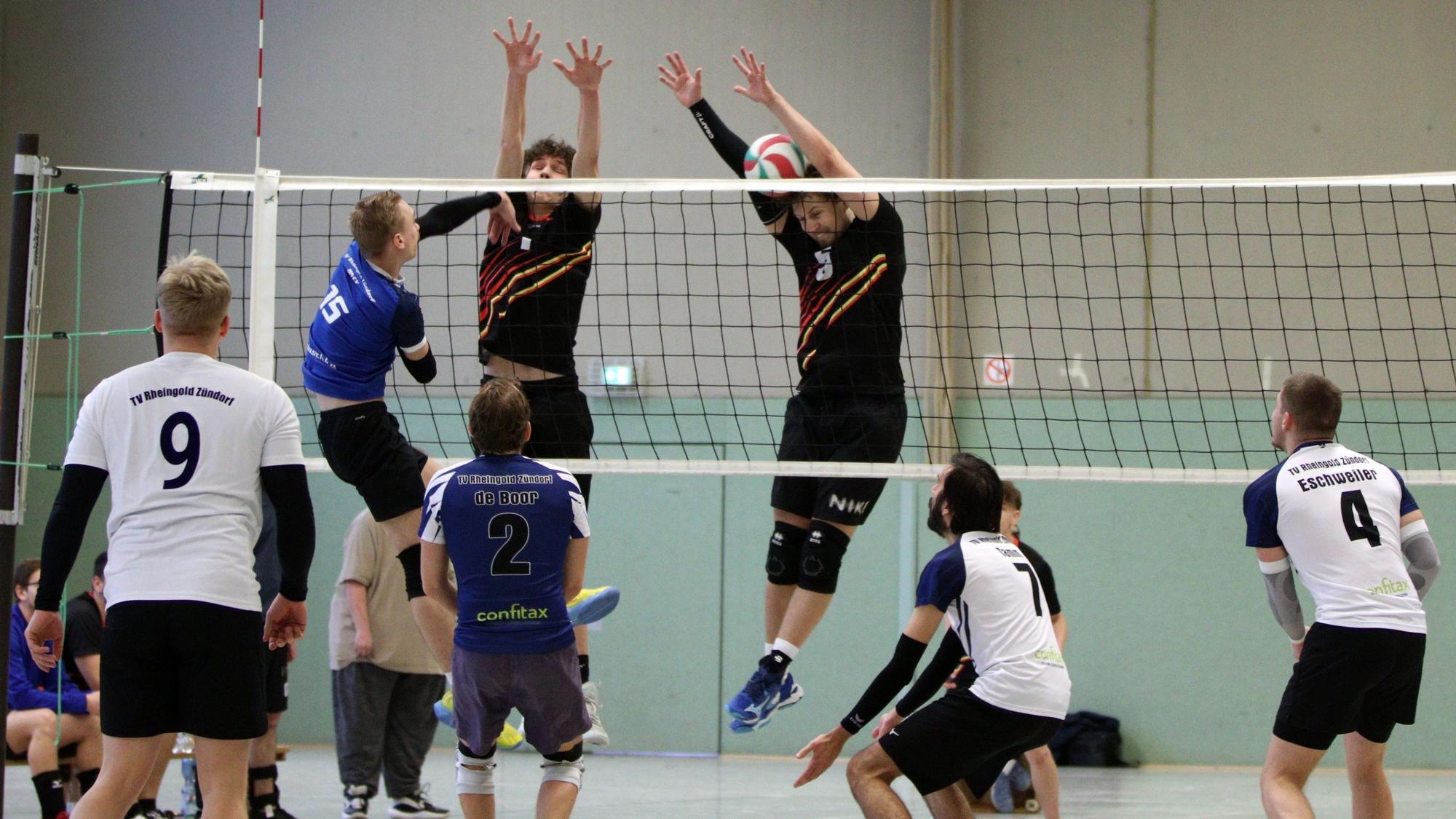 Bei einem Block am Netz bekommt der Blankenheimer Spieler den Ball an den Kopf.