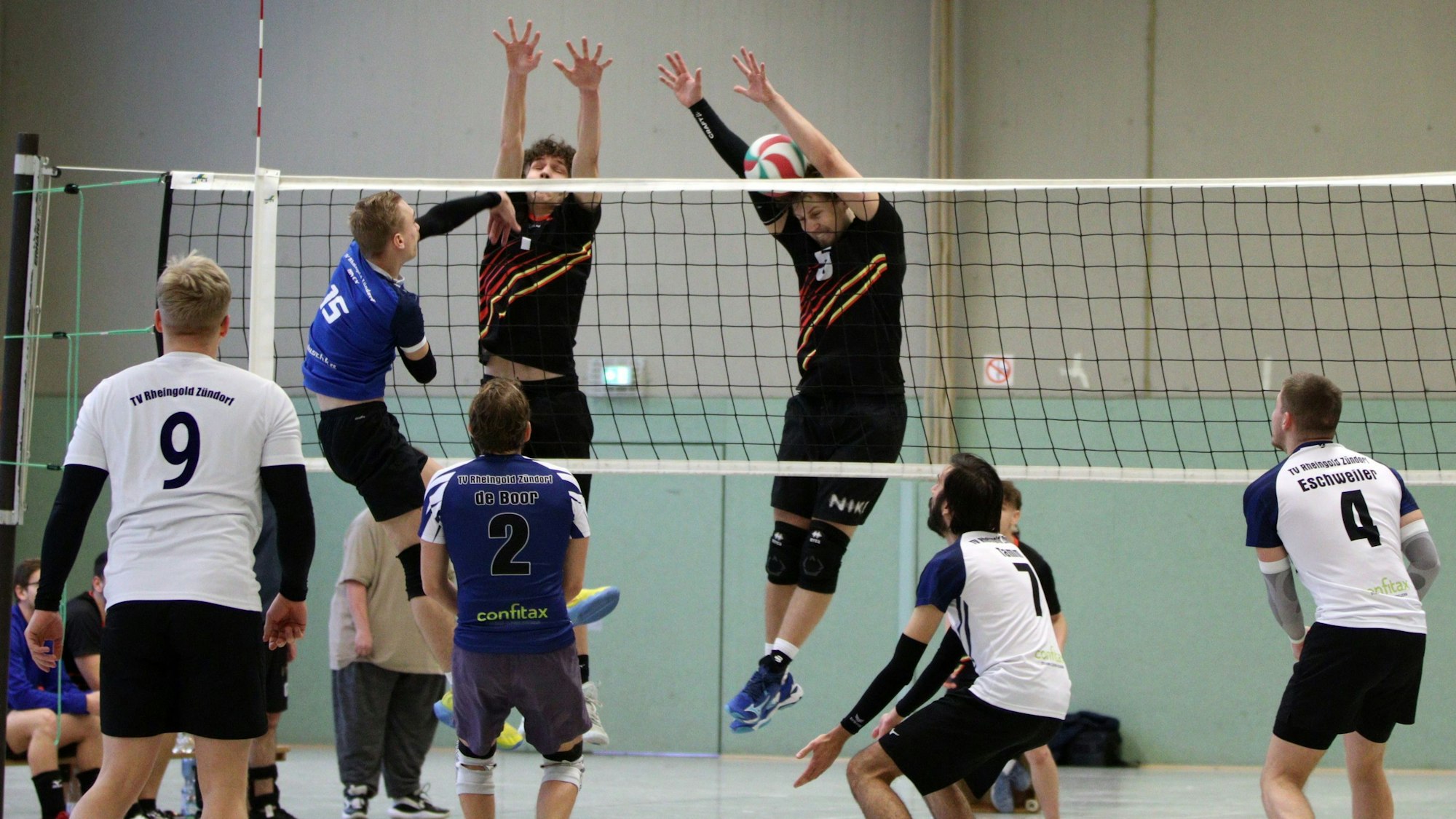 Bei einem Block am Netz bekommt der Blankenheimer Spieler den Ball an den Kopf.