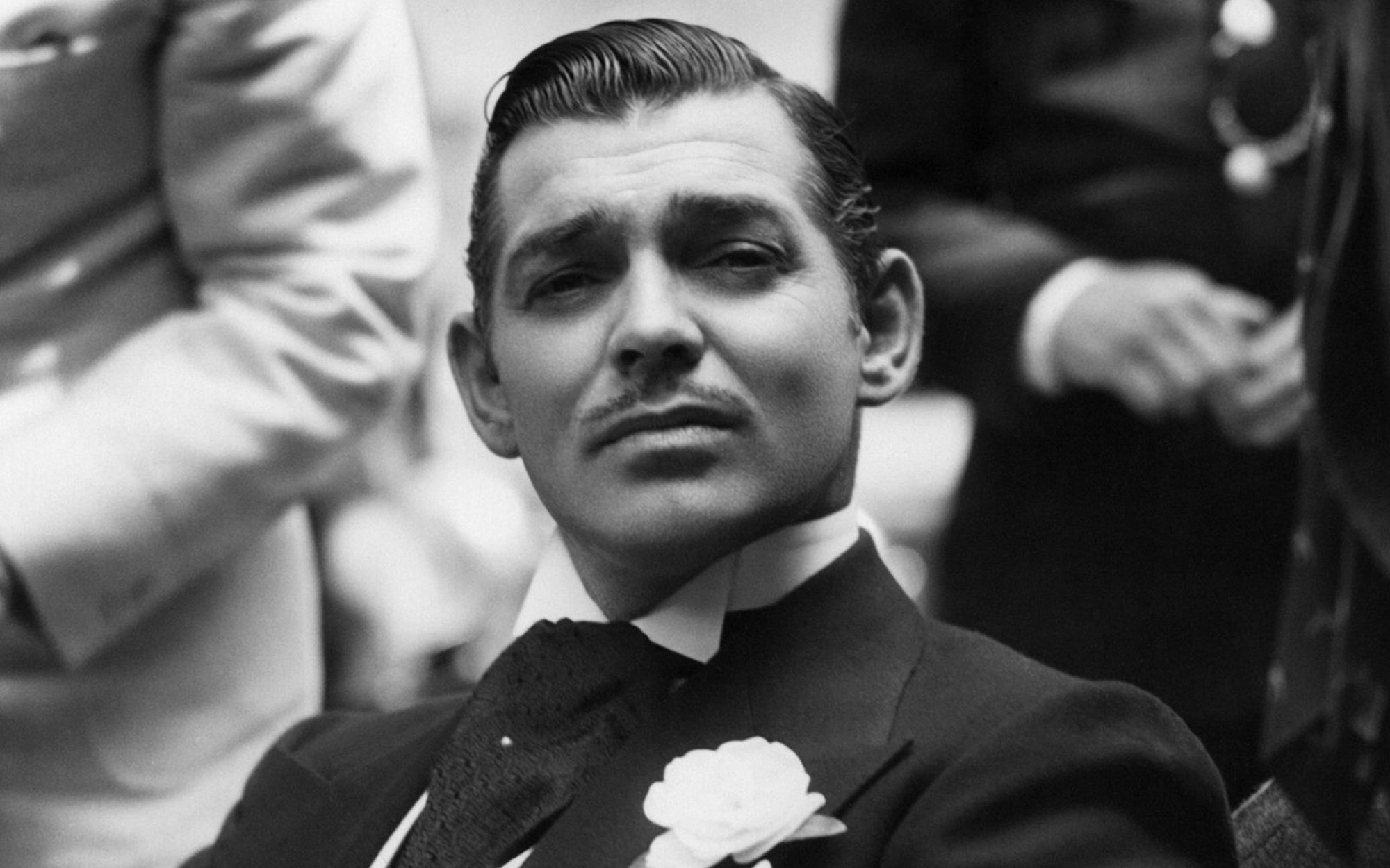 Clark Gable, hier noch ganz jung, wurde zu einem der größten Stars des US-Kinos. Am 1. Februar wäre die Filmikone 125 Jahre alt geworden. Das Bild zeigt ihn am Set der Komödie „Love on the Run“ mit Joan Crawford in einer weiteren Hauptrolle. (Bild: Hulton Archive)