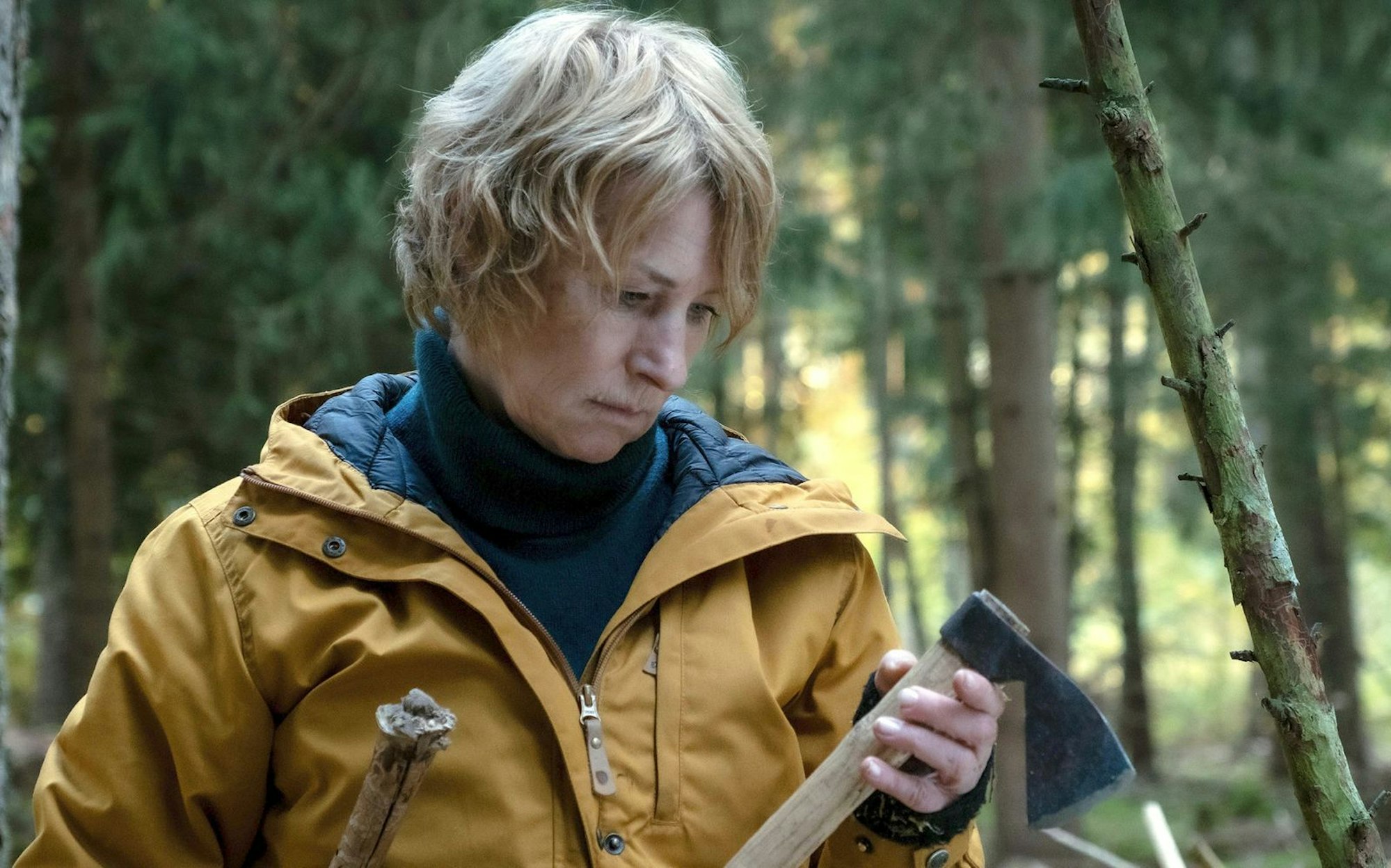 Susanne Bonard (Corinna Harfouch) sucht im Berliner Wald nach einem Mörder. Könnte es ein Wolf gewesen sein, der einen Obdachlosen zerfleischte? (Bild: rbb/Conny Klein)