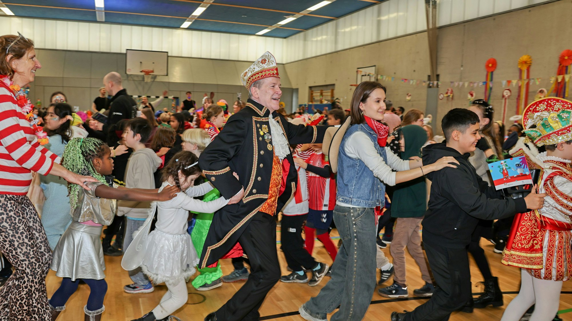 Christoph Kuckelkorn macht bei der Polonaise mit.
