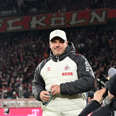 Trainer Lukas Kwasniok während der Partie gegen Wolfsburg am Freitagabend. Der 1. FC Köln gewann 1:0.