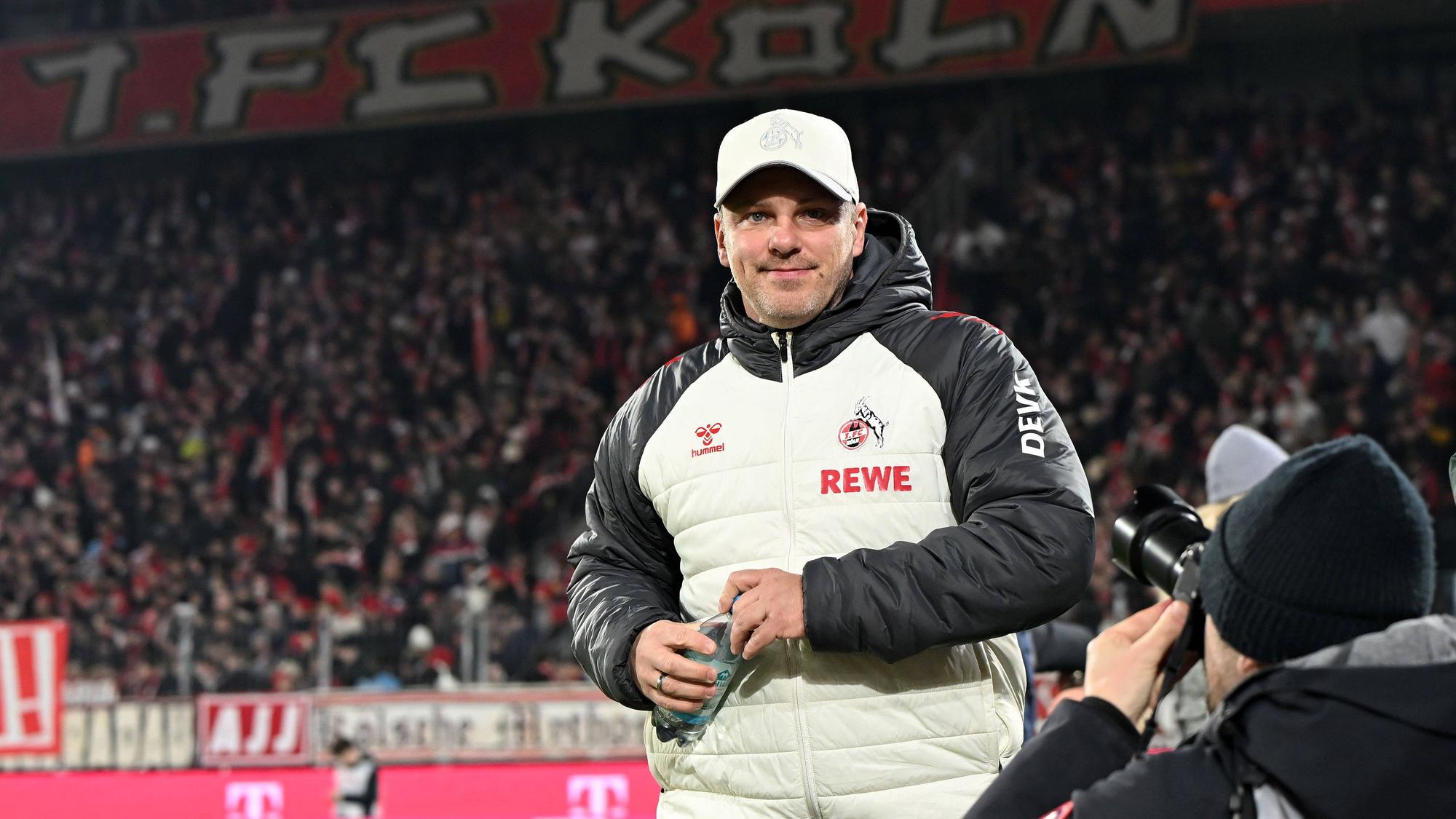 Trainer Lukas Kwasniok während der Partie gegen Wolfsburg am Freitagabend. Der 1. FC Köln gewann 1:0.