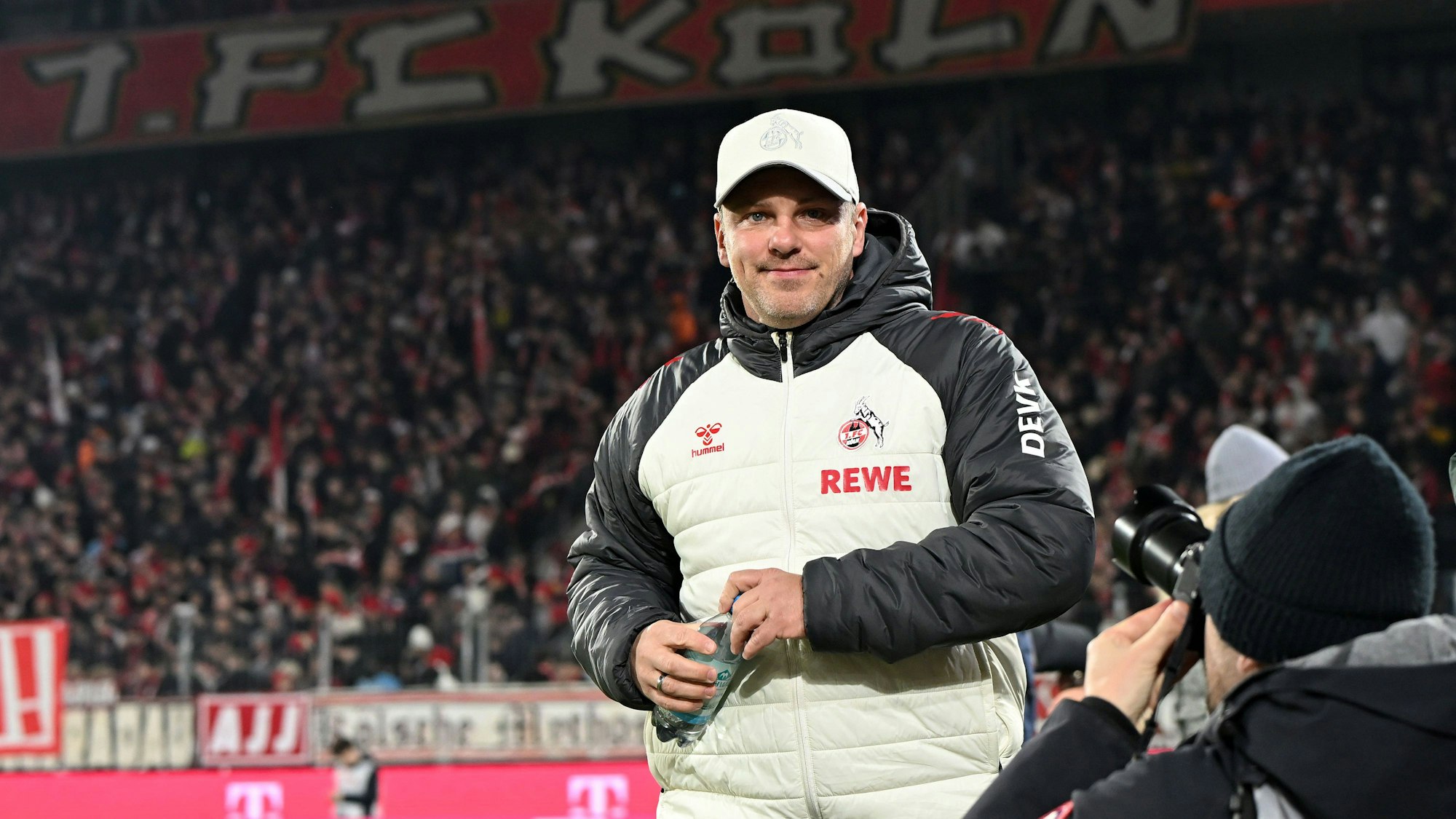 Trainer Lukas Kwasniok während der Partie gegen Wolfsburg am Freitagabend. Der 1. FC Köln gewann 1:0.