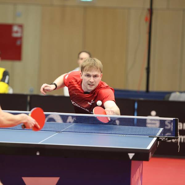 Benedikt Duda nimmt den Ball von Adam Szudi an.