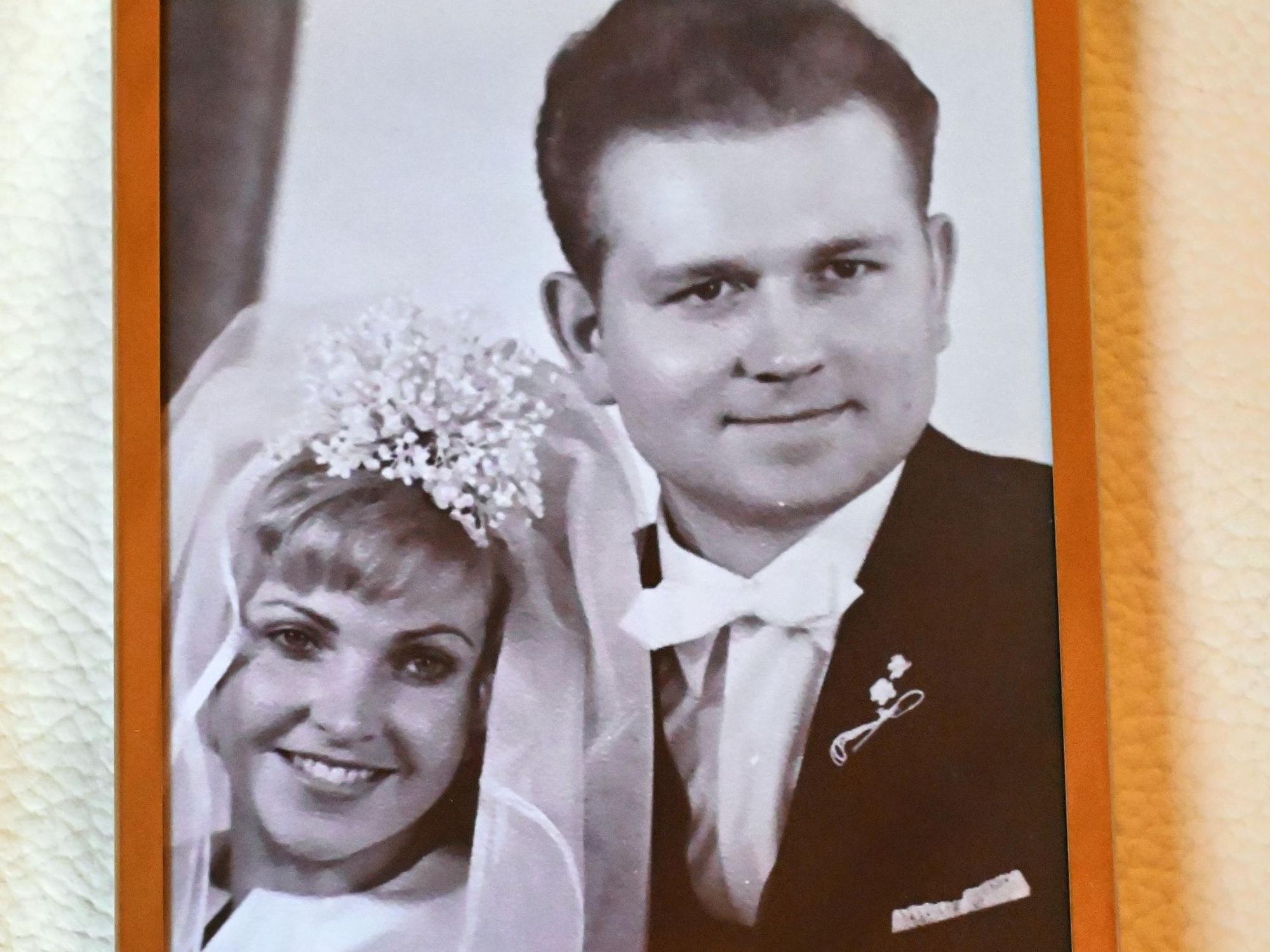 Das Bild zeigt das Hochzeitspaar vor 60 Jahren.
