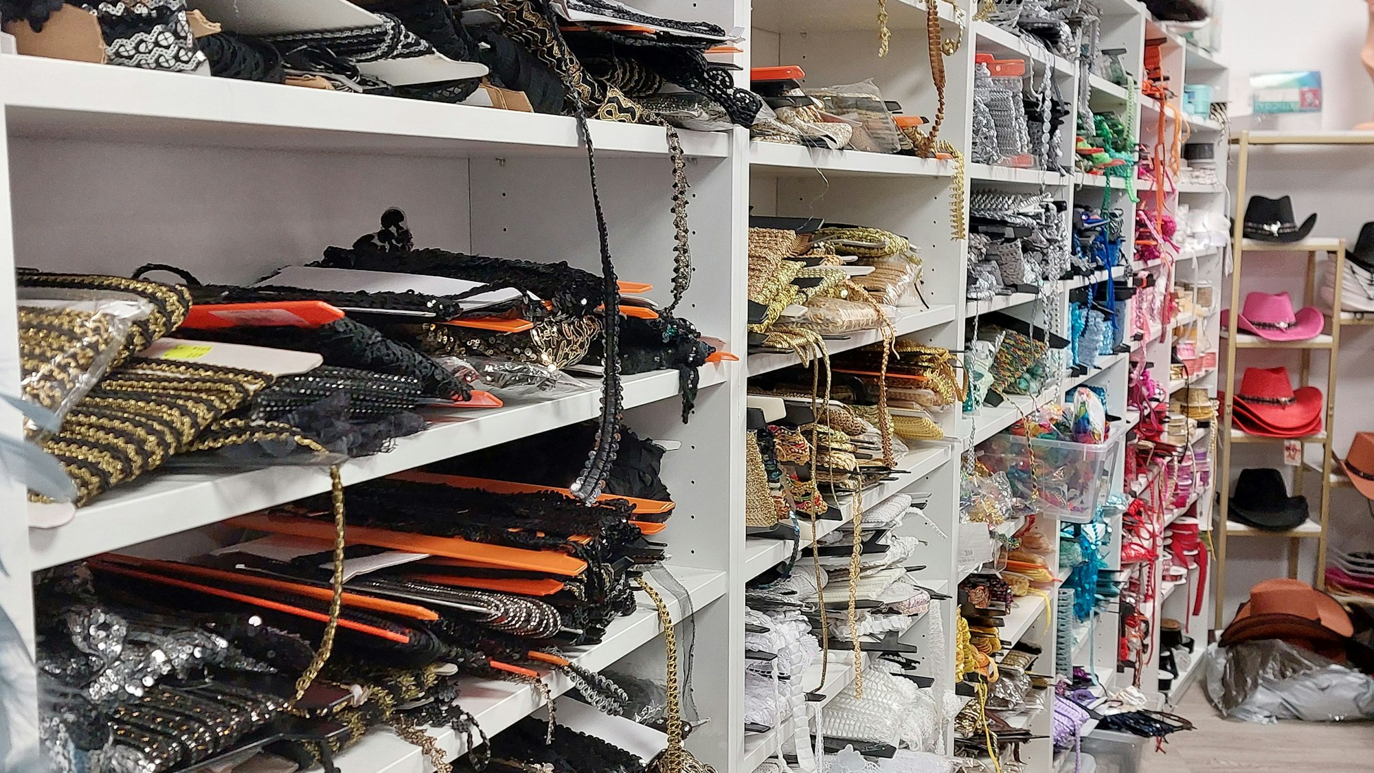 Ein Regal mit Nähzubehör in vielen Farben.