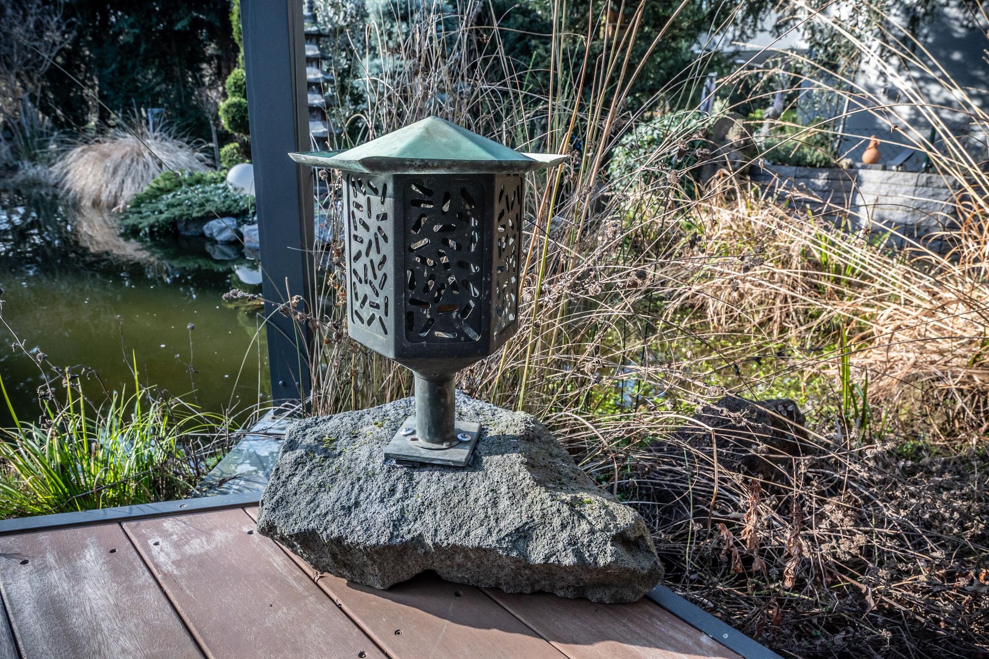Jörg und Tobias Steyer haben ein paar der Bronzeplastiken aus dem Japanischen Garten ersteigert und für Leverkusen gerettet. Bild: Ralf Krieger