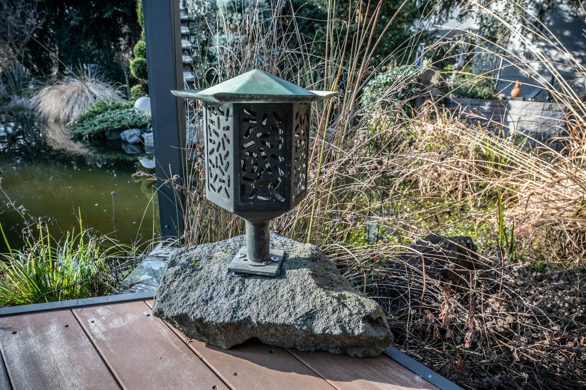 Jörg und Tobias Steyer haben ein paar der Bronzeplastiken aus dem Japanischen Garten ersteigert und für Leverkusen gerettet. Bild: Ralf Krieger