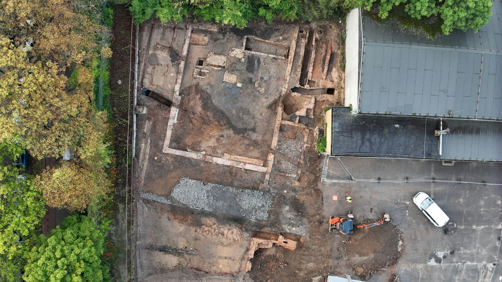 Neuzeitliche Gebäudereste des Maarhofs mit der im 19. Jahrhundert eingerichteten Rübenkrautfabrik bei Ausgrabungen in Braunsfeld.