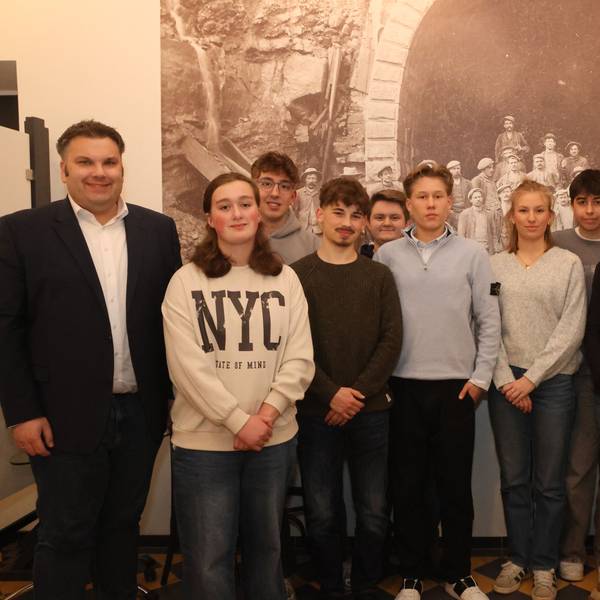 Bei der konstituierenden Sitzung wurden die Mitglieder des Jugendrats in Morsbach von Bürgermeister Jan Schumacher (links) und Fachbereichsleiterin Susanne Hammer (dritte von rechts) begrüßt.